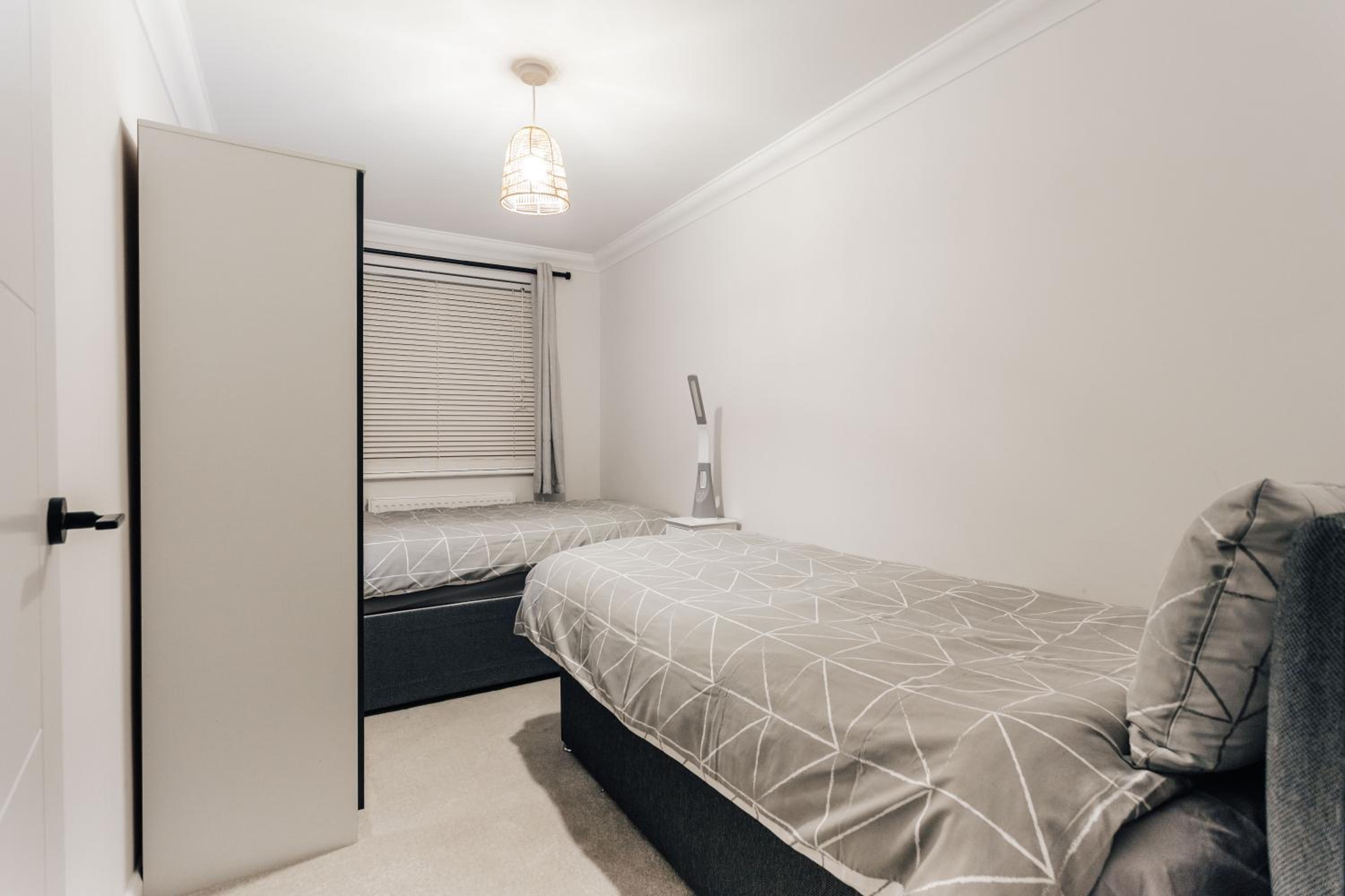 Stunning 2 bedroom flat in town view 3