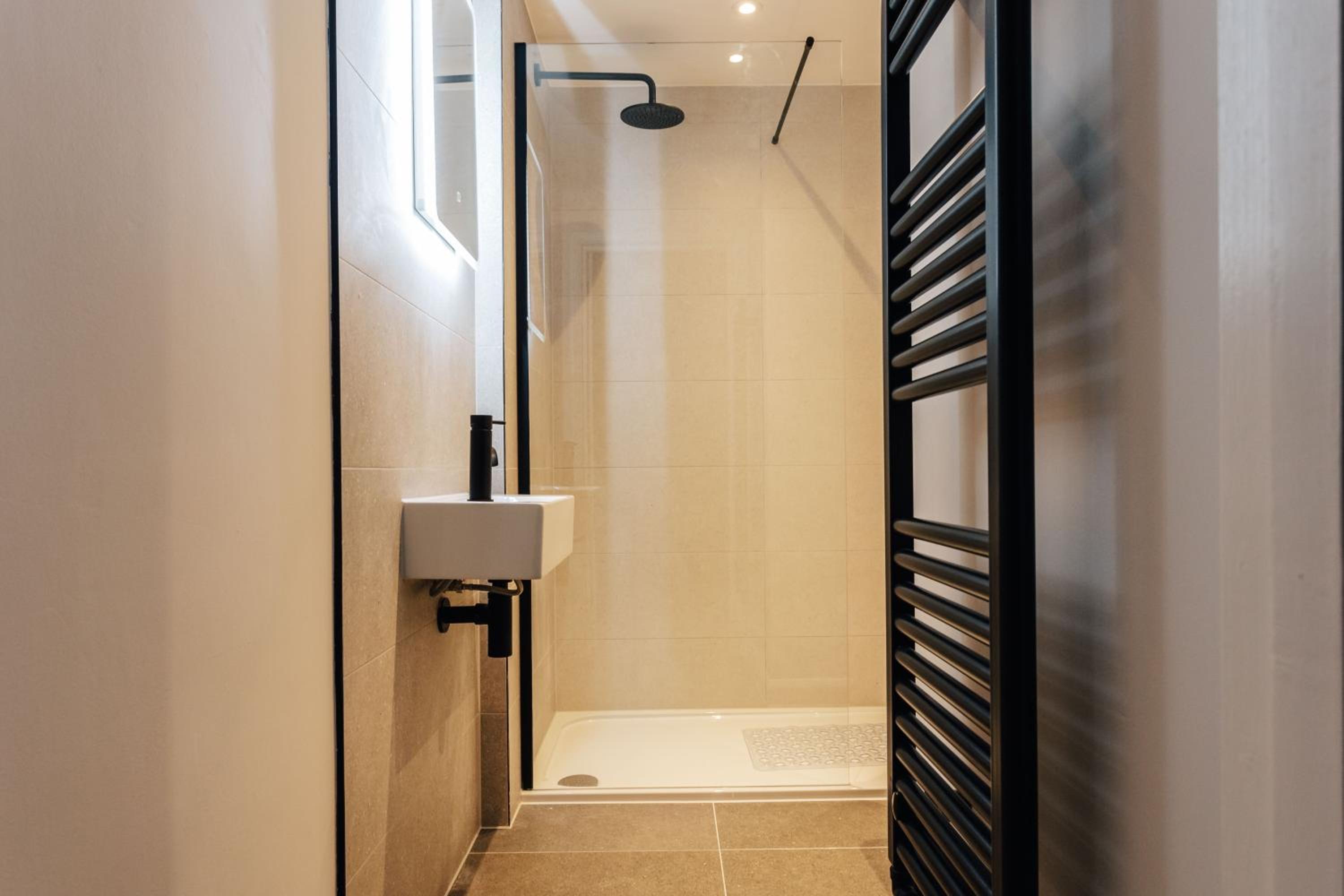 Modern peaceful flat in town with parking view 4