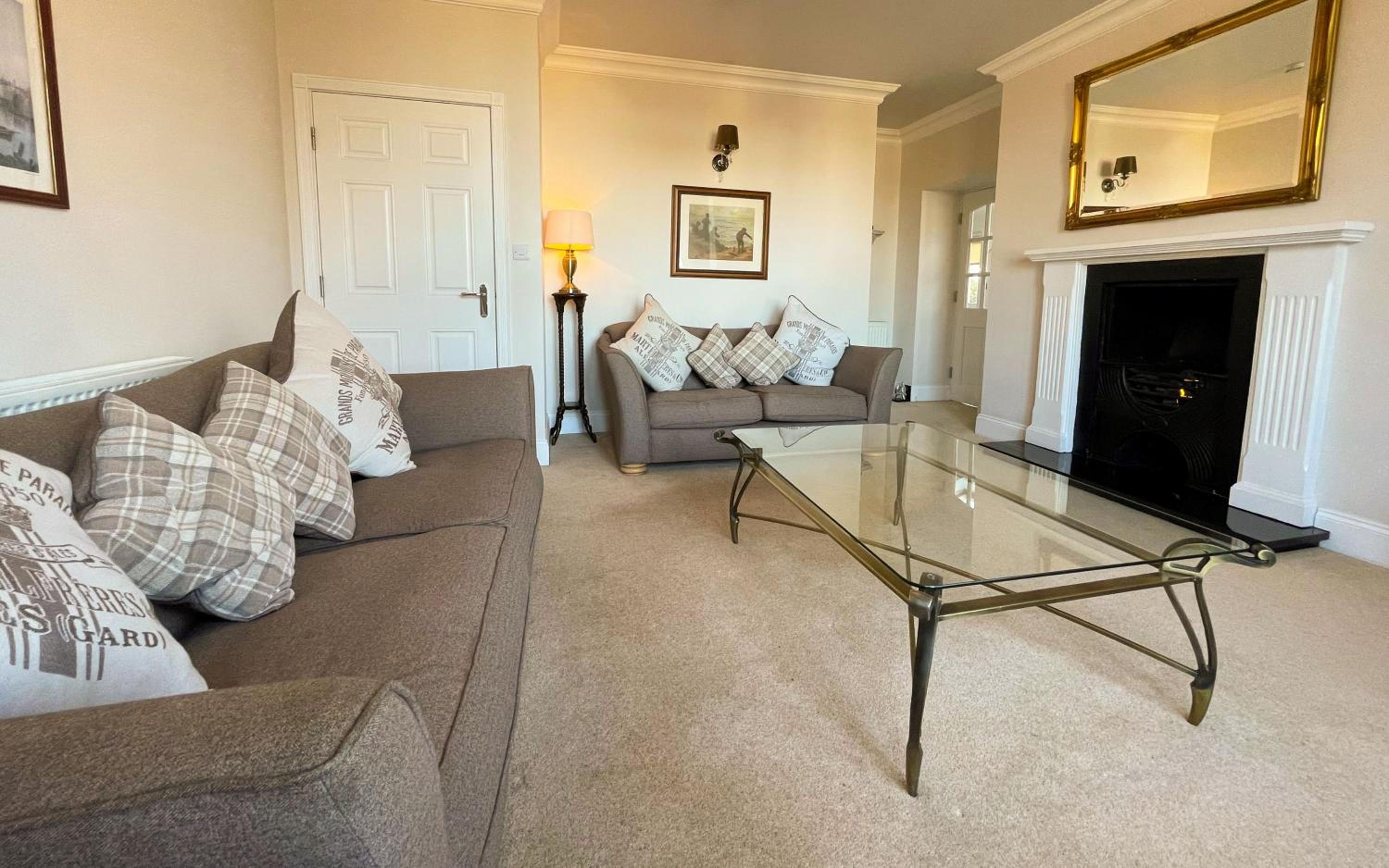Exceptional Two-Bedroom Accommodation in Central Whitby with Parking and Stunning Views