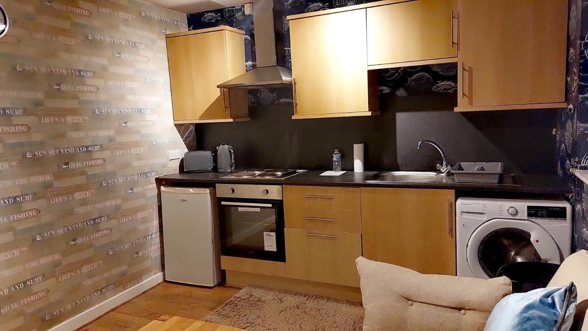 Lovely Centralised 1Bed Apt Near Town Centre & Beach - Free Wi-Fi & Parking view 3