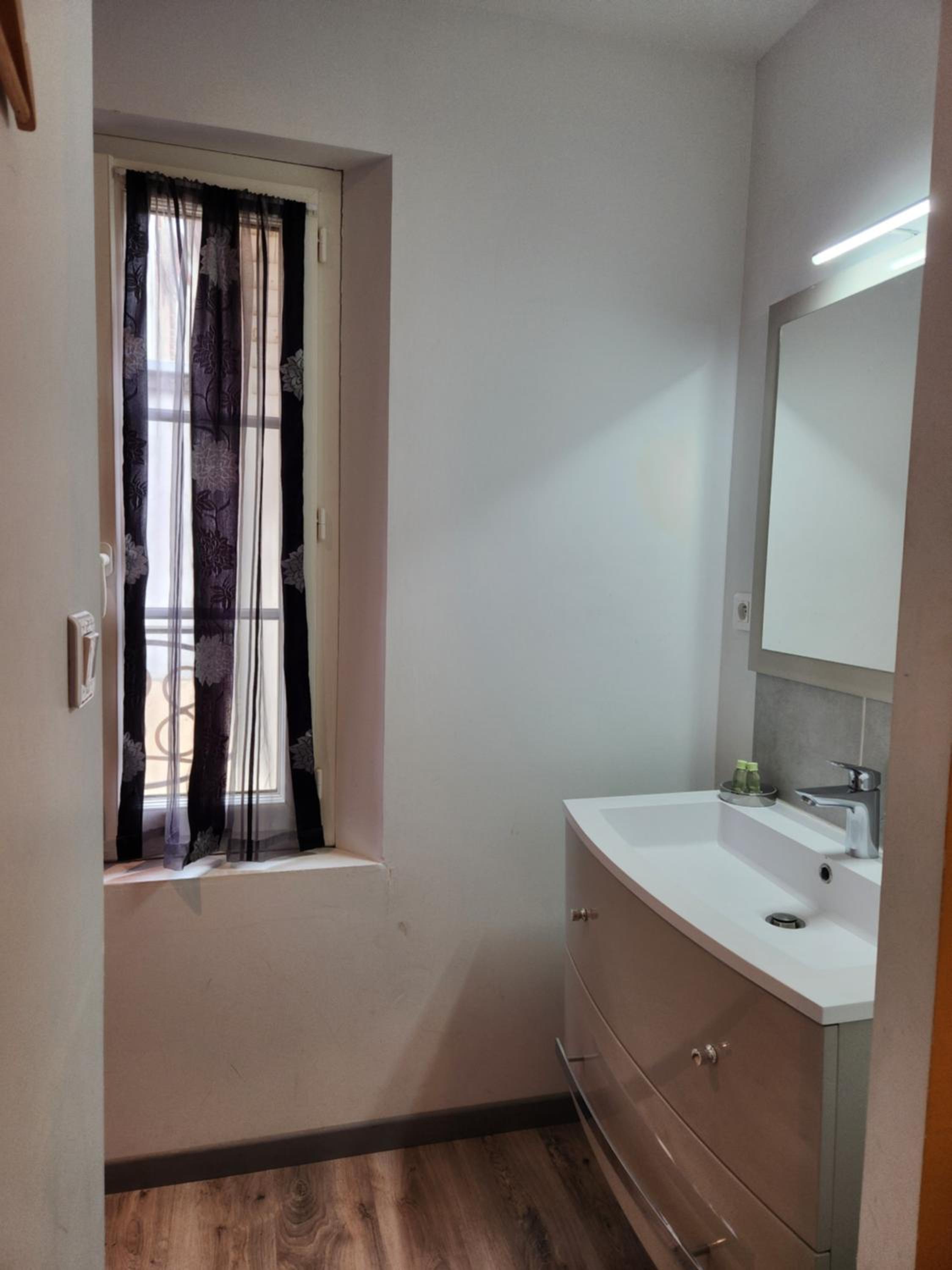 Chambres privées à Hautvillers, berceau du champagne avec salle de bain et toilettes incluses view 3