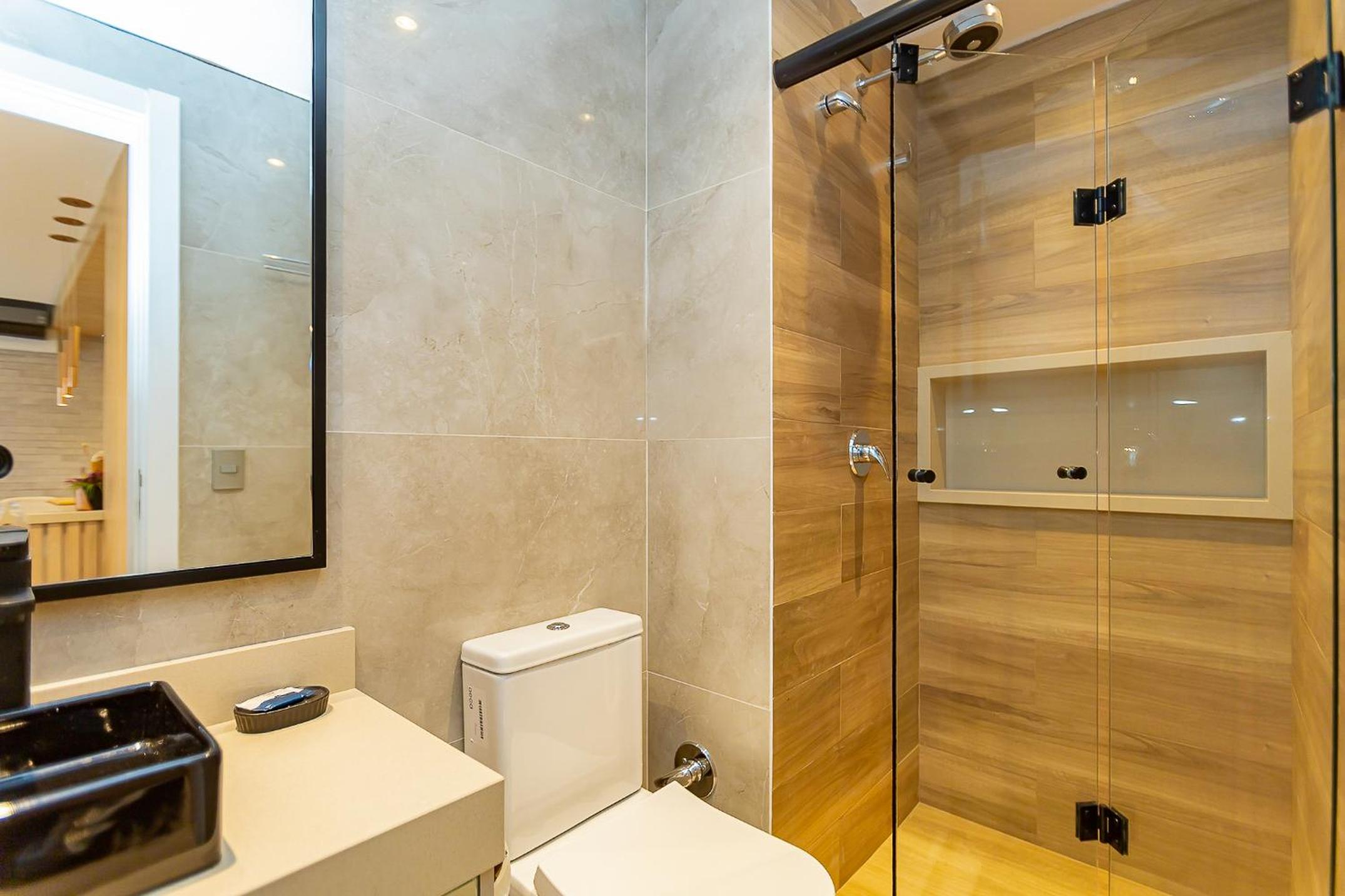 Luxuoso Apt Batel - 4 Minutos do Shopping Pátio Batel c/ Garagem, Piscina, Sauna e Academia