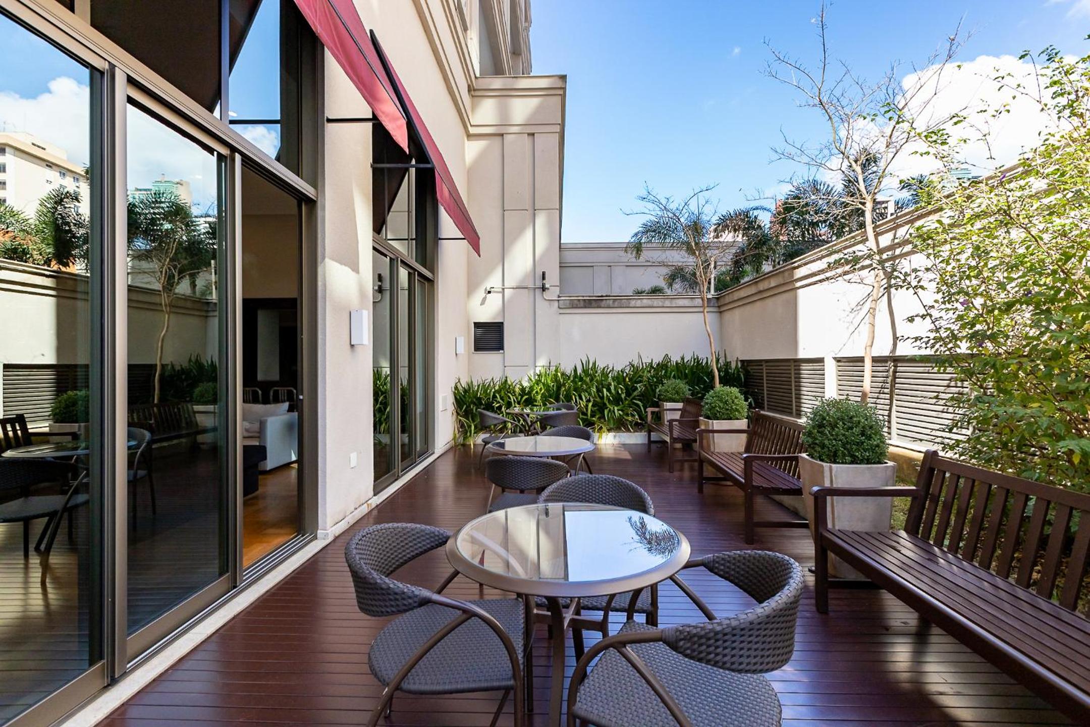 Luxuoso Apt Batel - 4 Minutos do Shopping Pátio Batel c/ Garagem, Piscina, Sauna e Academia