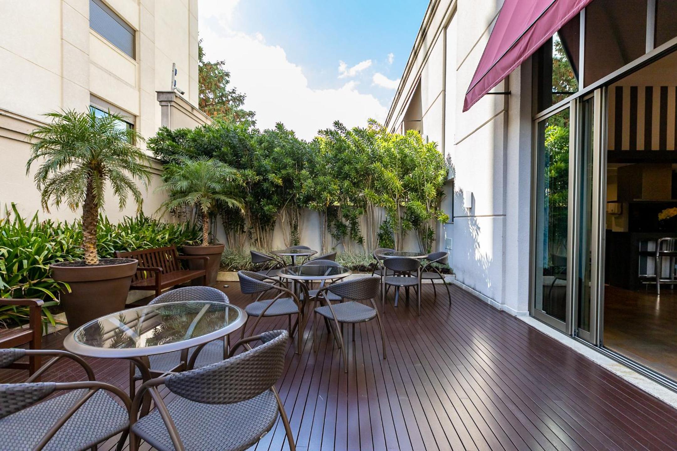 Luxuoso Apt Batel - 4 Minutos do Shopping Pátio Batel c/ Garagem, Piscina, Sauna e Academia