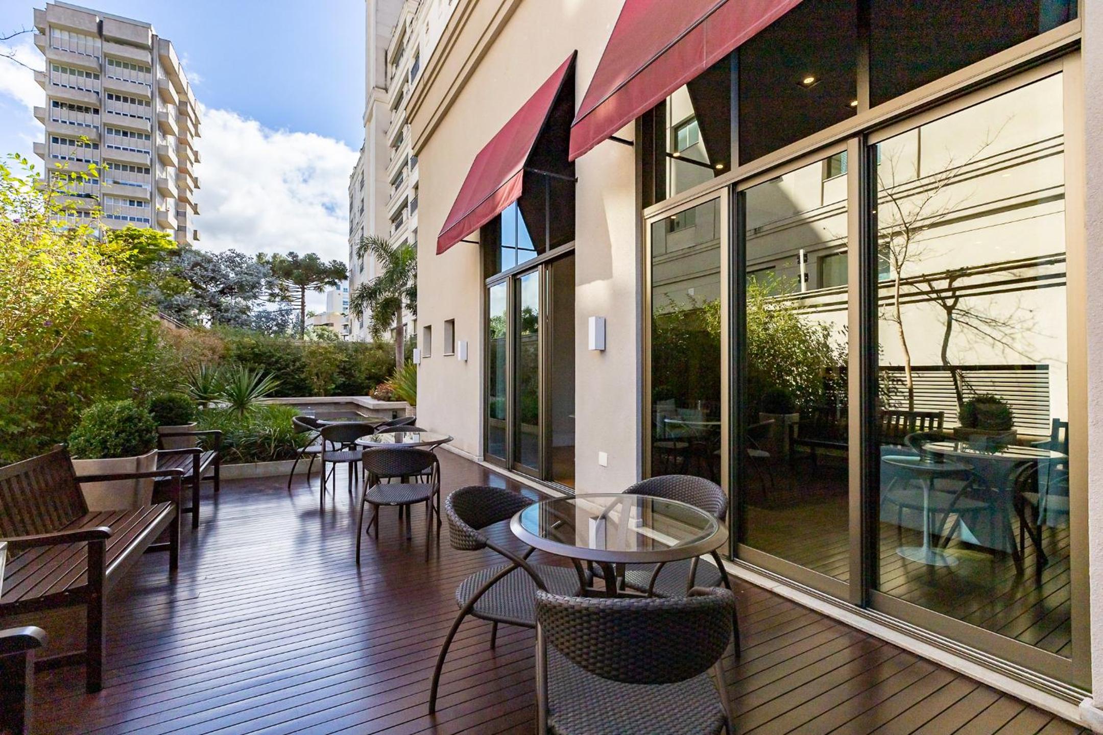 Luxuoso Apt Batel - 4 Minutos do Shopping Pátio Batel c/ Garagem, Piscina, Sauna e Academia