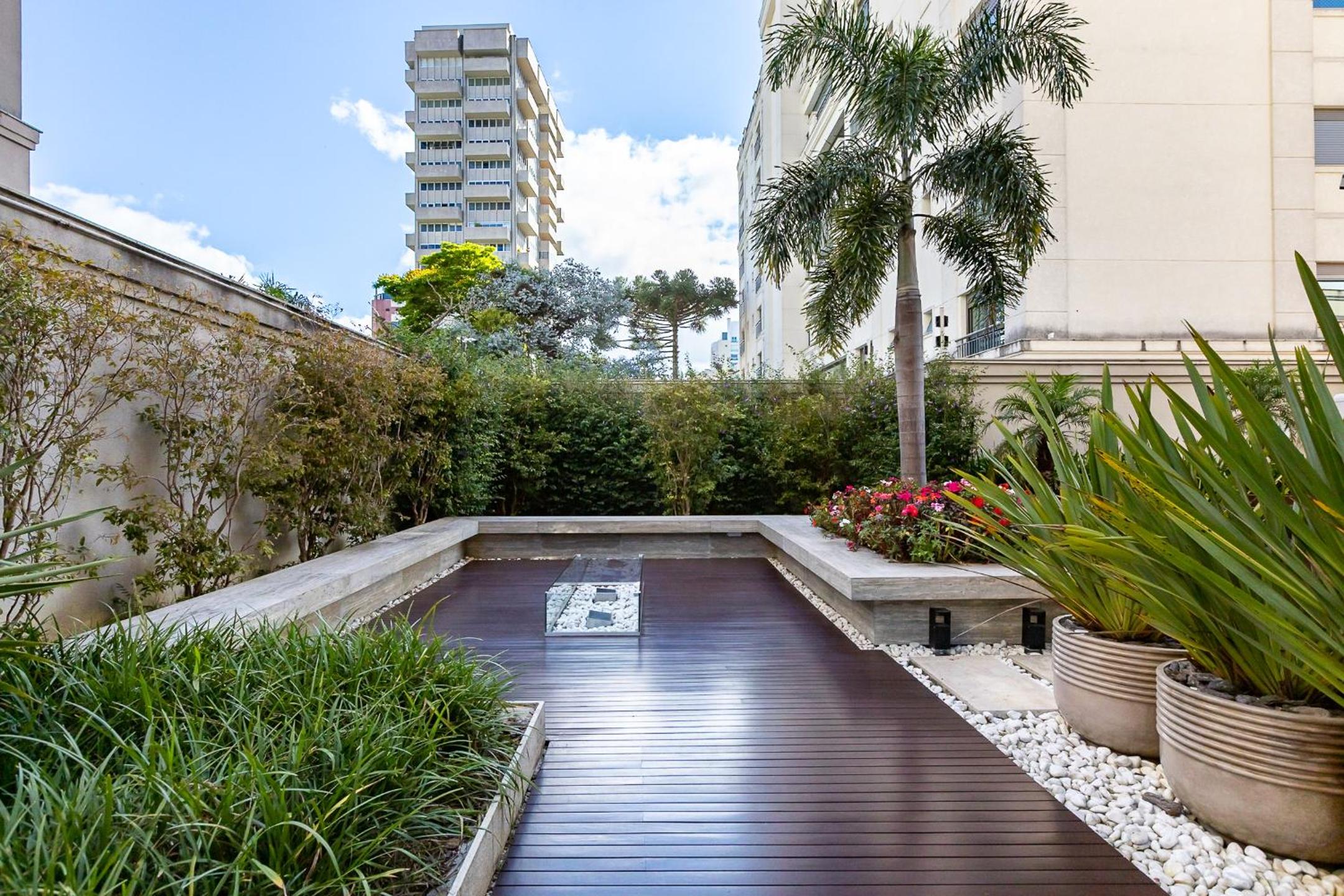 Luxuoso Apt Batel - 4 Minutos do Shopping Pátio Batel c/ Garagem, Piscina, Sauna e Academia