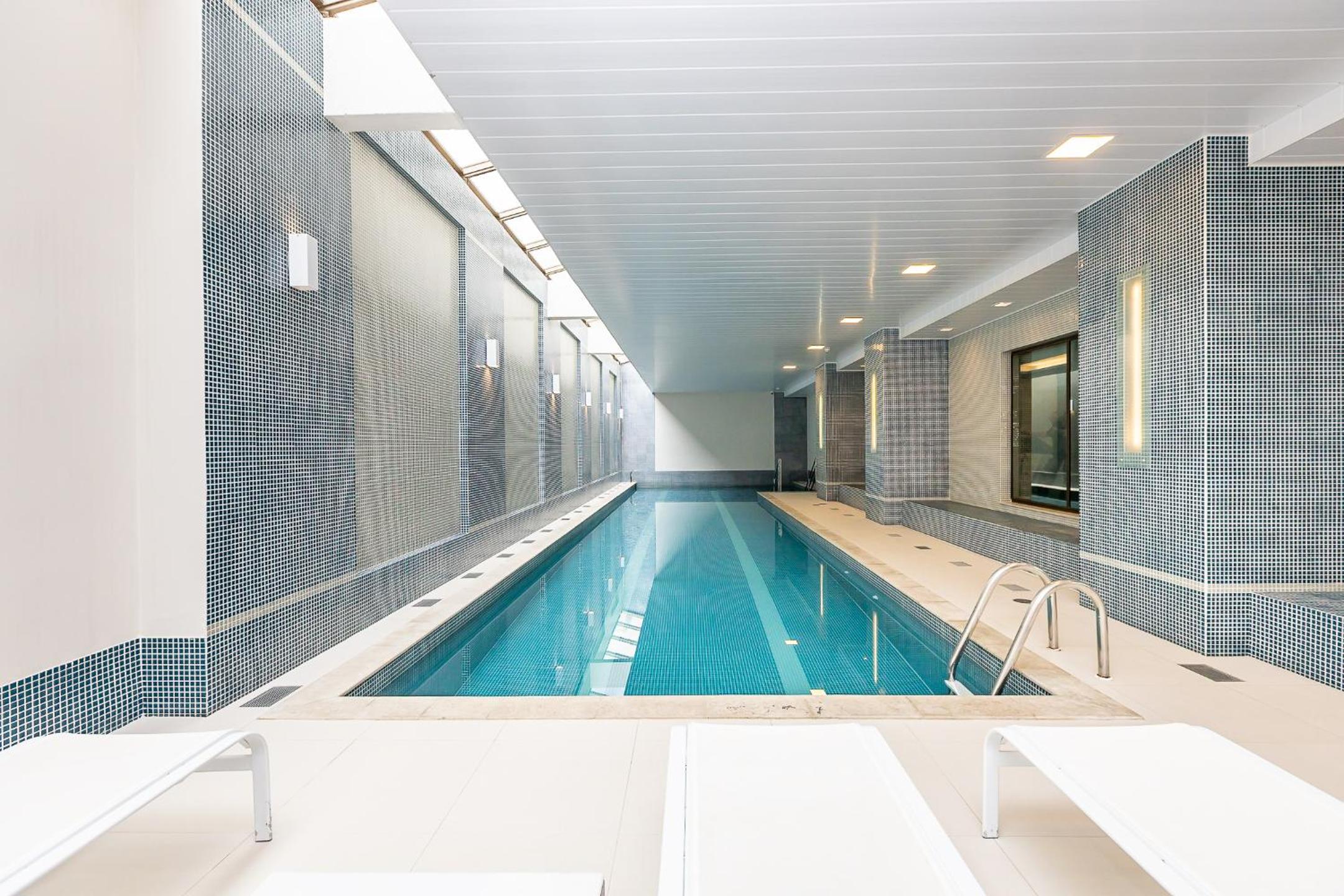 Luxuoso Apt Batel - 4 Minutos do Shopping Pátio Batel c/ Garagem, Piscina, Sauna e Academia