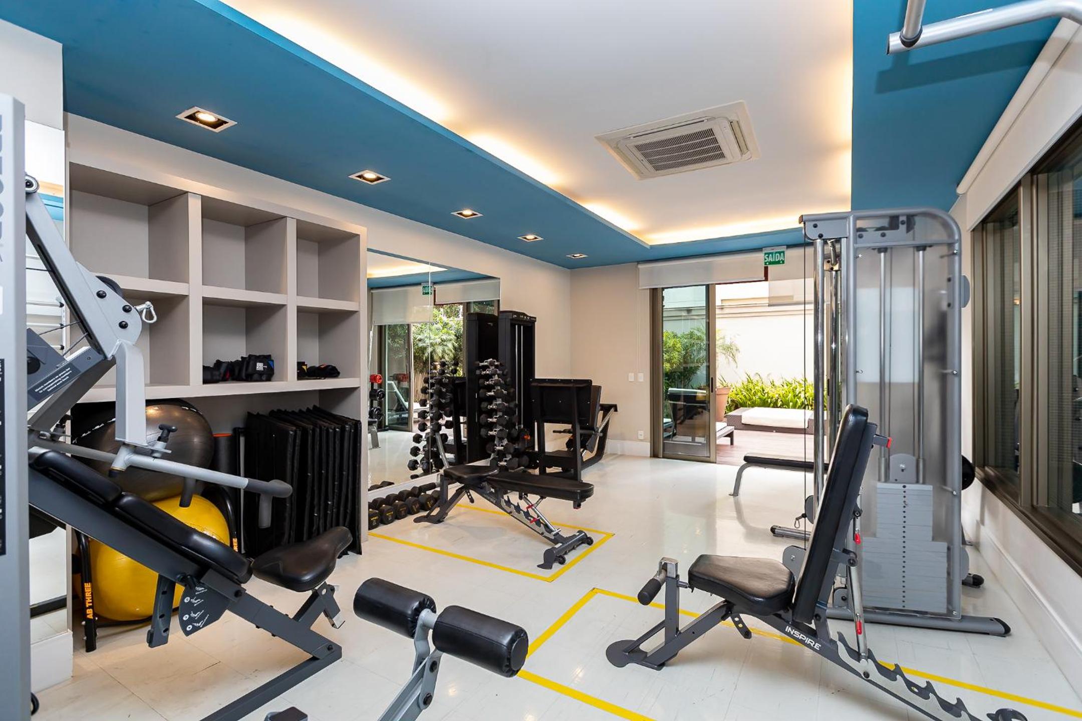 Luxuoso Apt Batel - 4 Minutos do Shopping Pátio Batel c/ Garagem, Piscina, Sauna e Academia