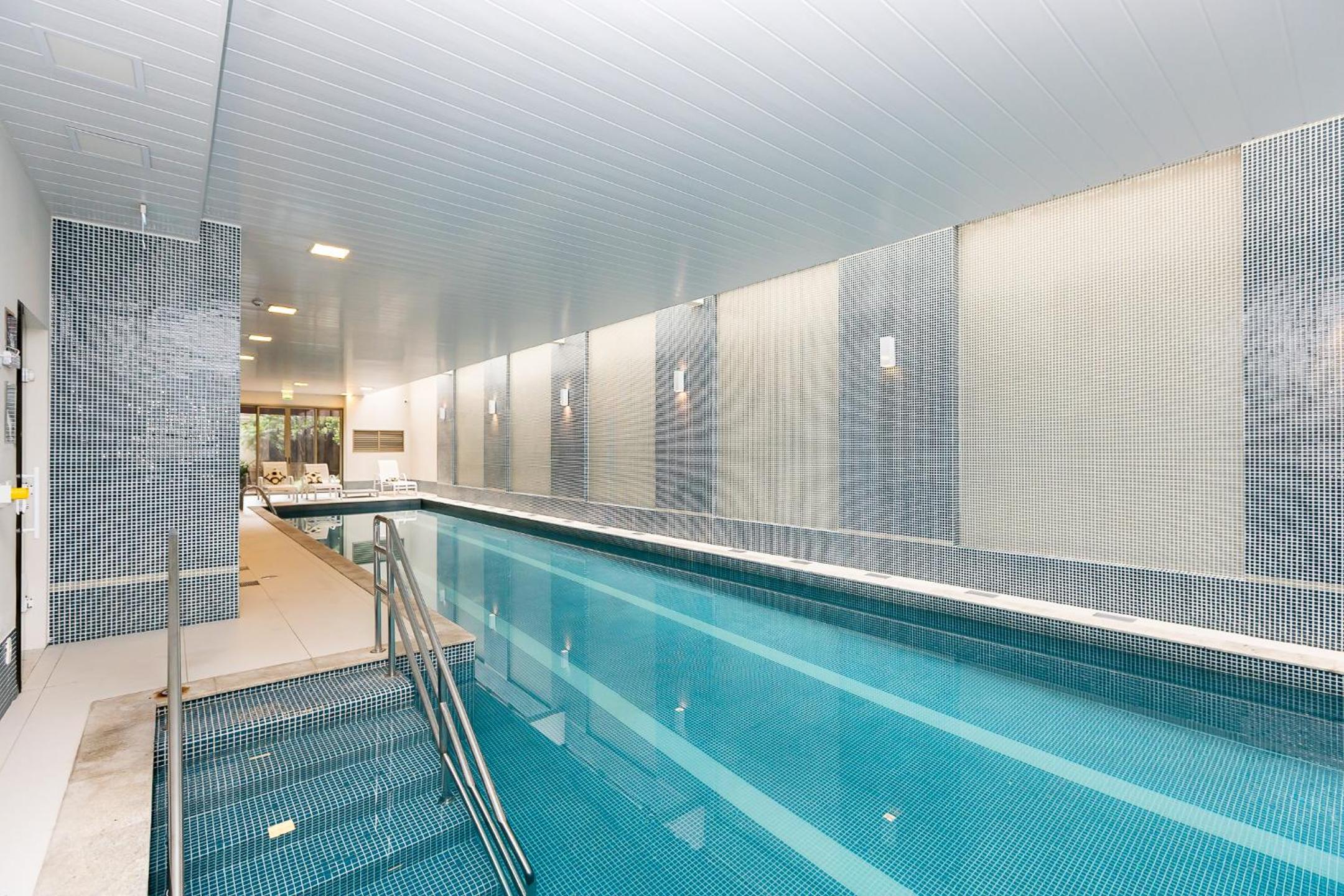 Luxuoso Apt Batel - 4 Minutos do Shopping Pátio Batel c/ Garagem, Piscina, Sauna e Academia