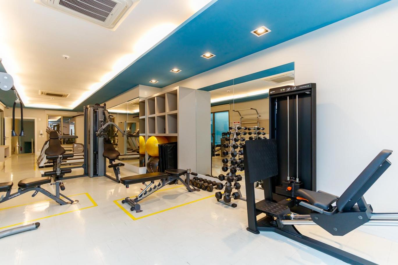 Luxuoso Apt Batel - 4 Minutos do Shopping Pátio Batel c/ Garagem, Piscina, Sauna e Academia