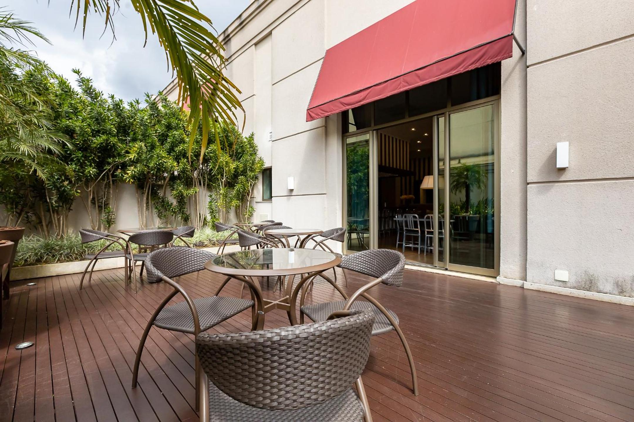 Luxuoso Apt Batel - 4 Minutos do Shopping Pátio Batel c/ Garagem, Piscina, Sauna e Academia