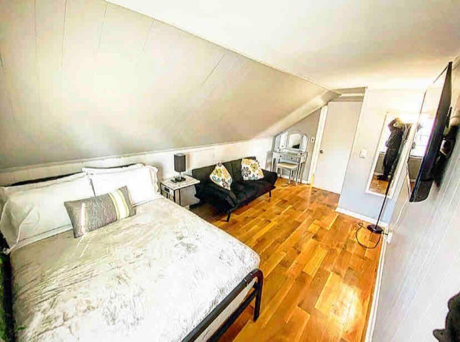 Adorable&Cozy Suburban Home Mins from Dwtn/Airport view 4