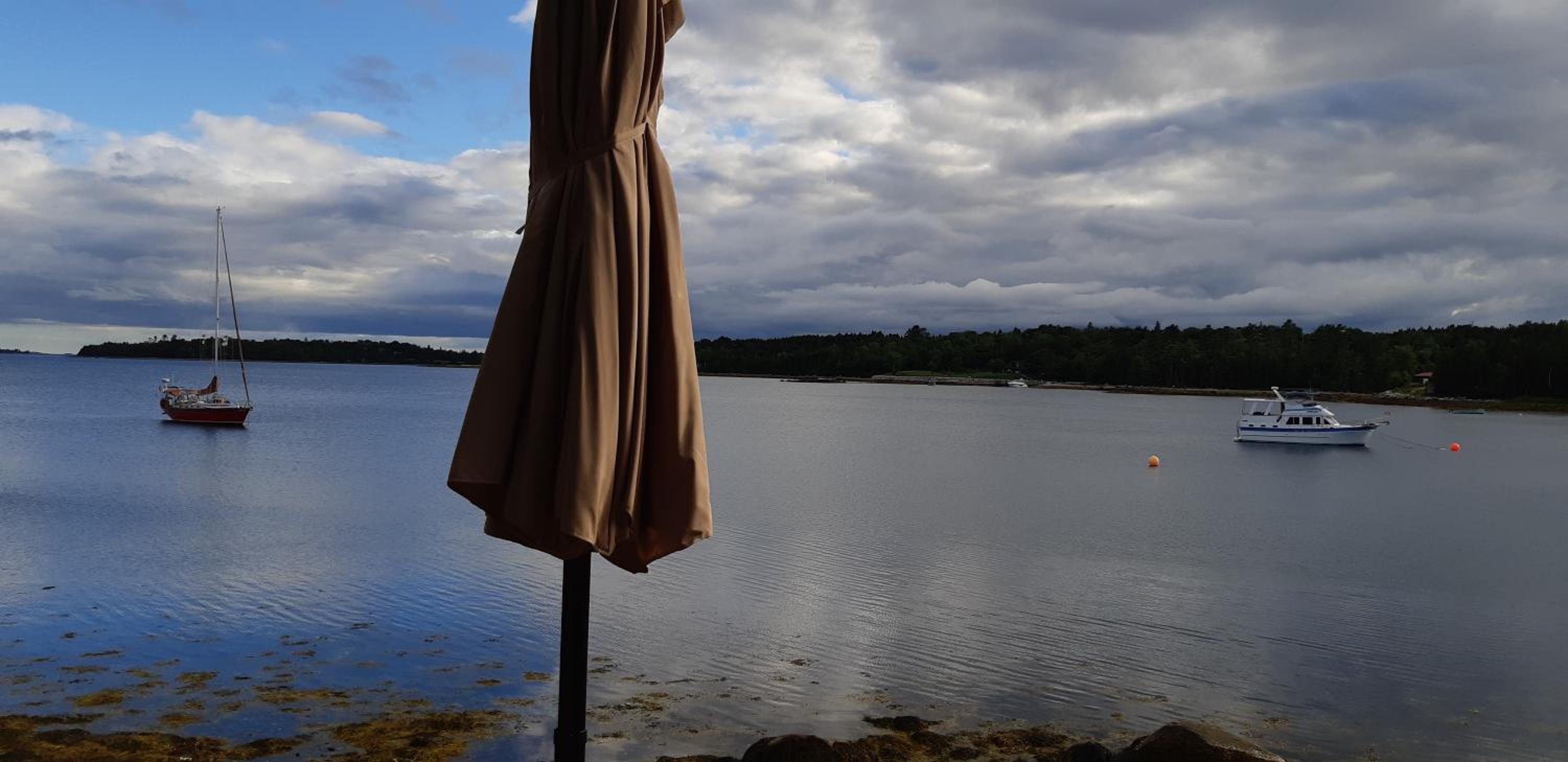 Oceanfront Garden Cottage - Gateway to Attractions and Towns, Private Cove Mooring