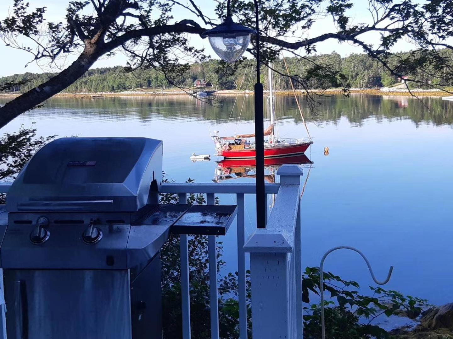 Oceanfront Garden Cottage - Gateway to Attractions and Towns, Private Cove Mooring