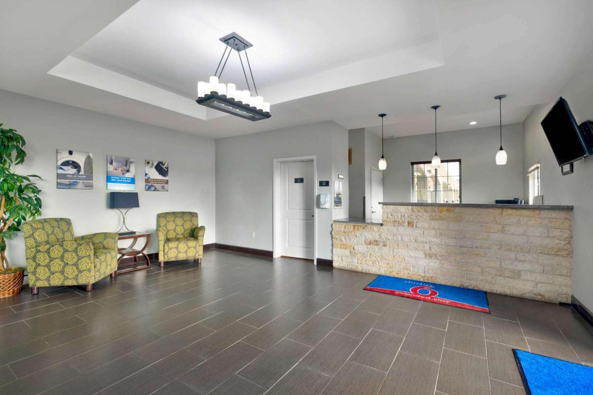 Studio 6-Pleasanton, TX