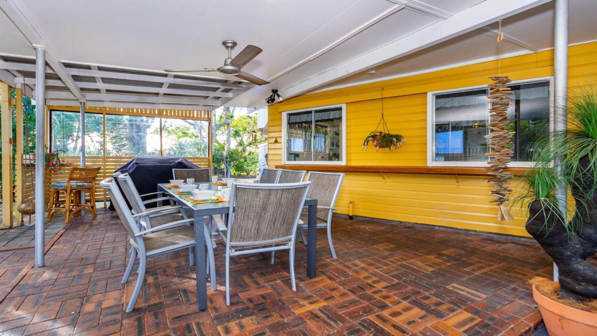 Bribie Beach House, Waterfront directly across the road - Solander Esp, Banksia Beach