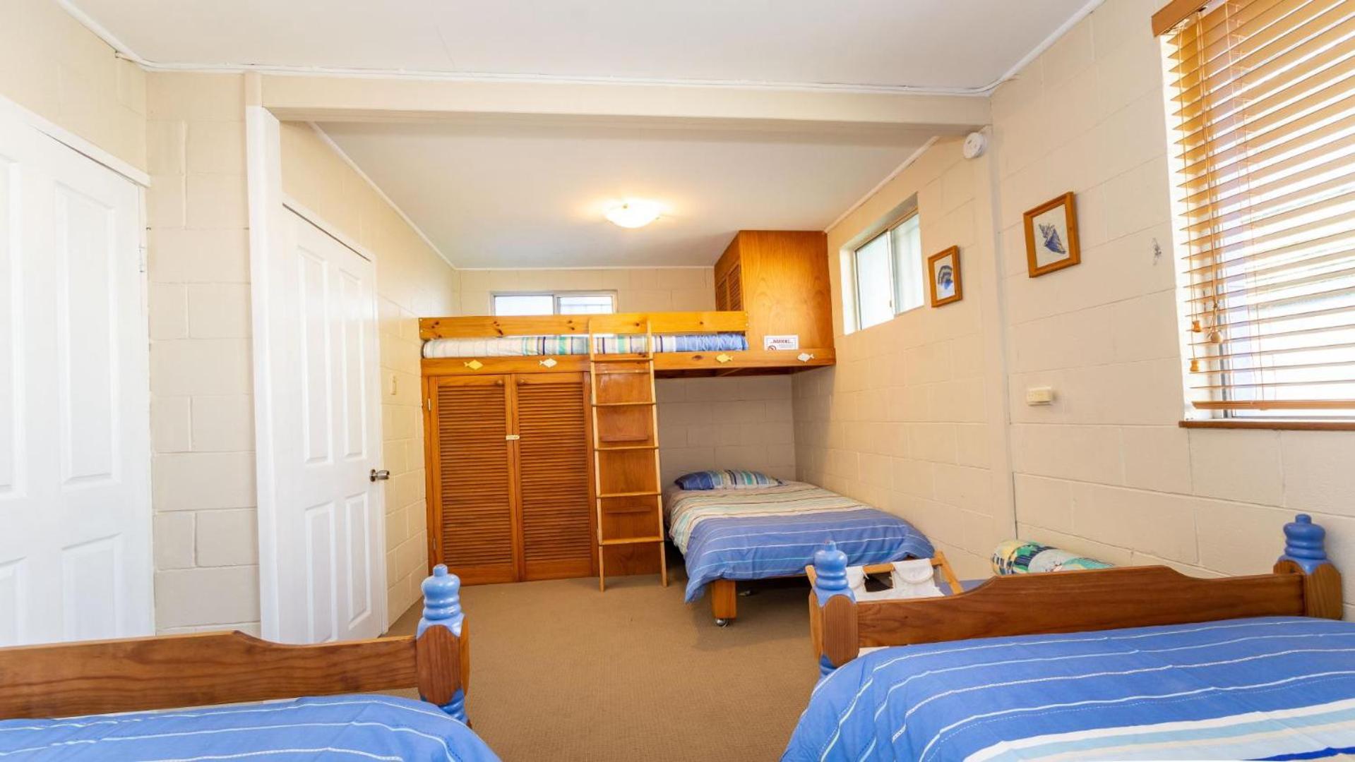 Bribie Beach House, Waterfront directly across the road - Solander Esp, Banksia Beach