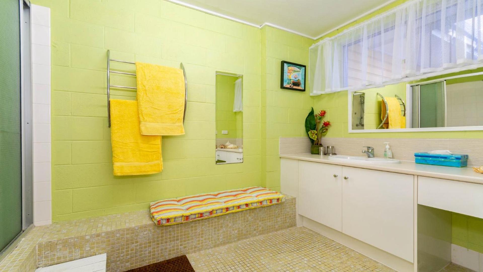 Bribie Beach House, Waterfront directly across the road - Solander Esp, Banksia Beach
