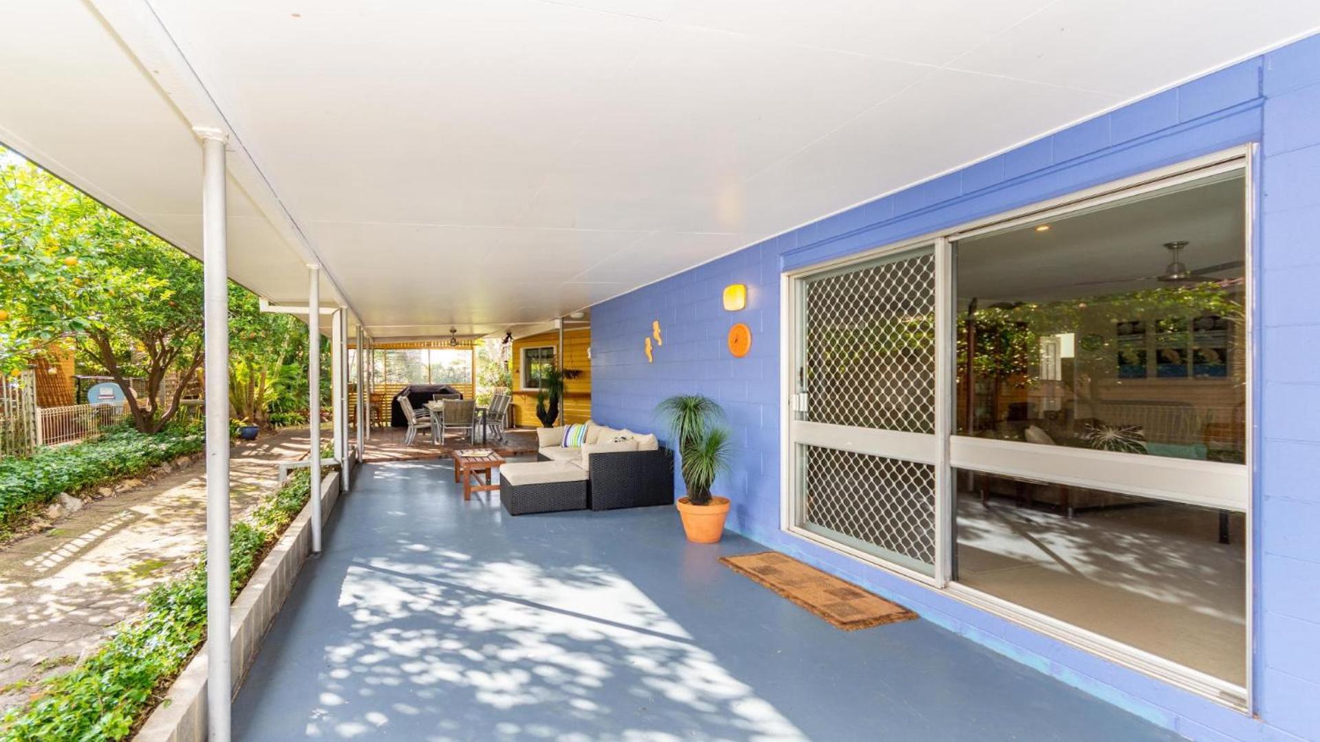 Bribie Beach House, Waterfront directly across the road - Solander Esp, Banksia Beach