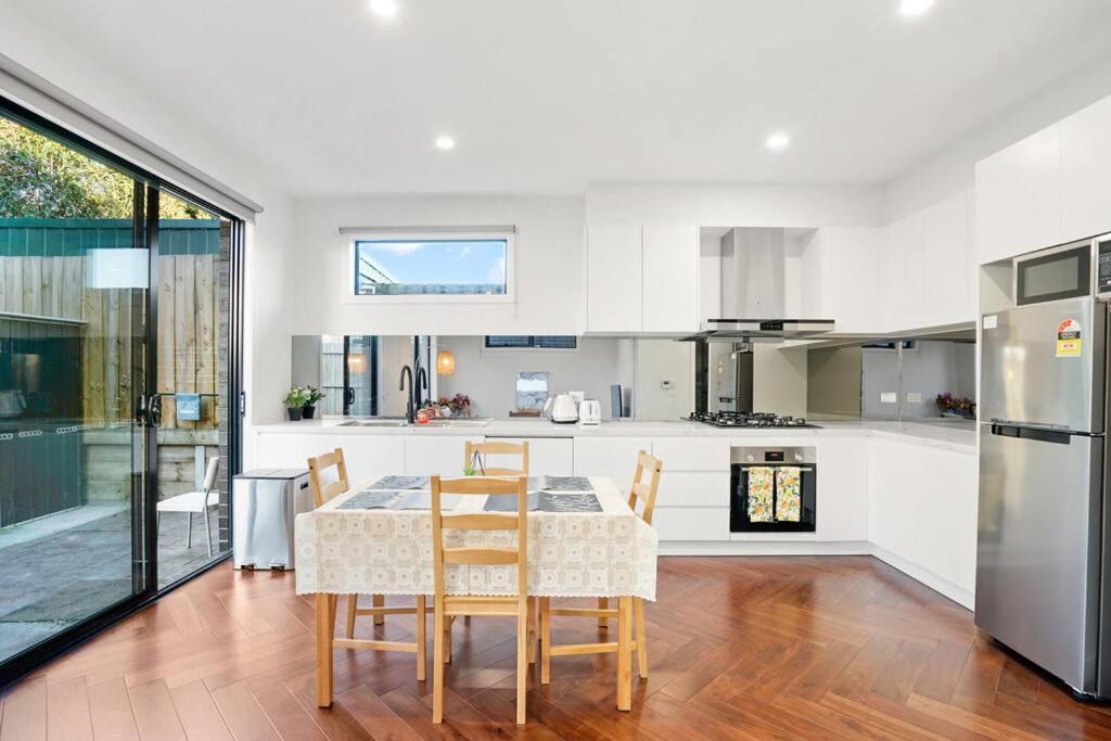 Exquisite 2BR Townhouse In The Heart of Doncaster