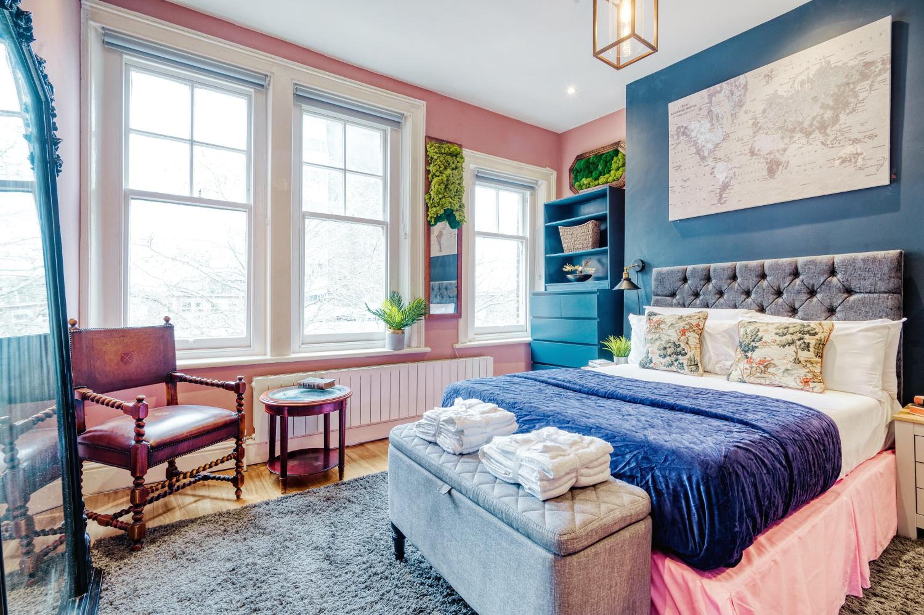 Sunny Corner Apartment in Center of London