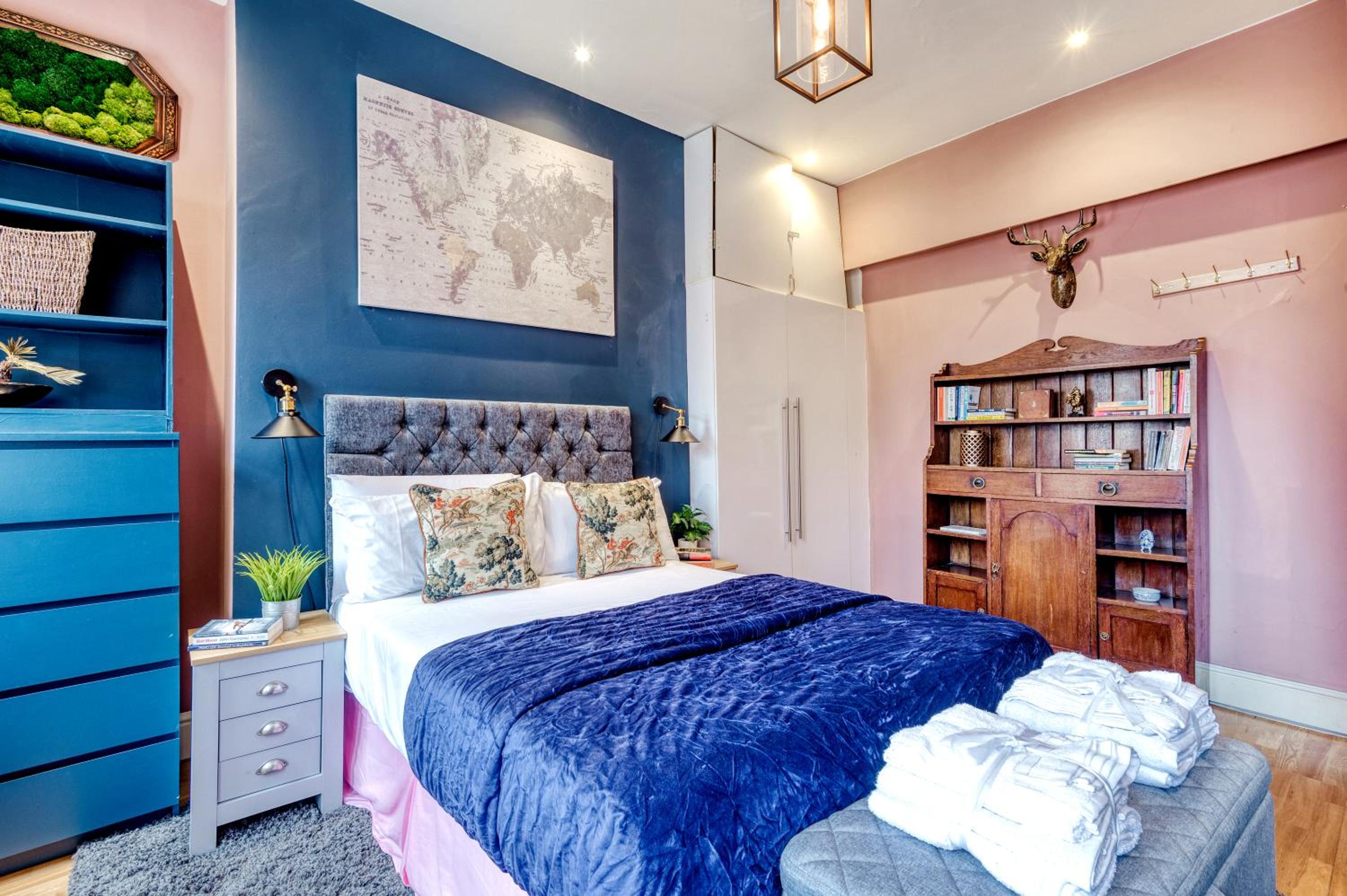 Sunny Corner Apartment in Center of London
