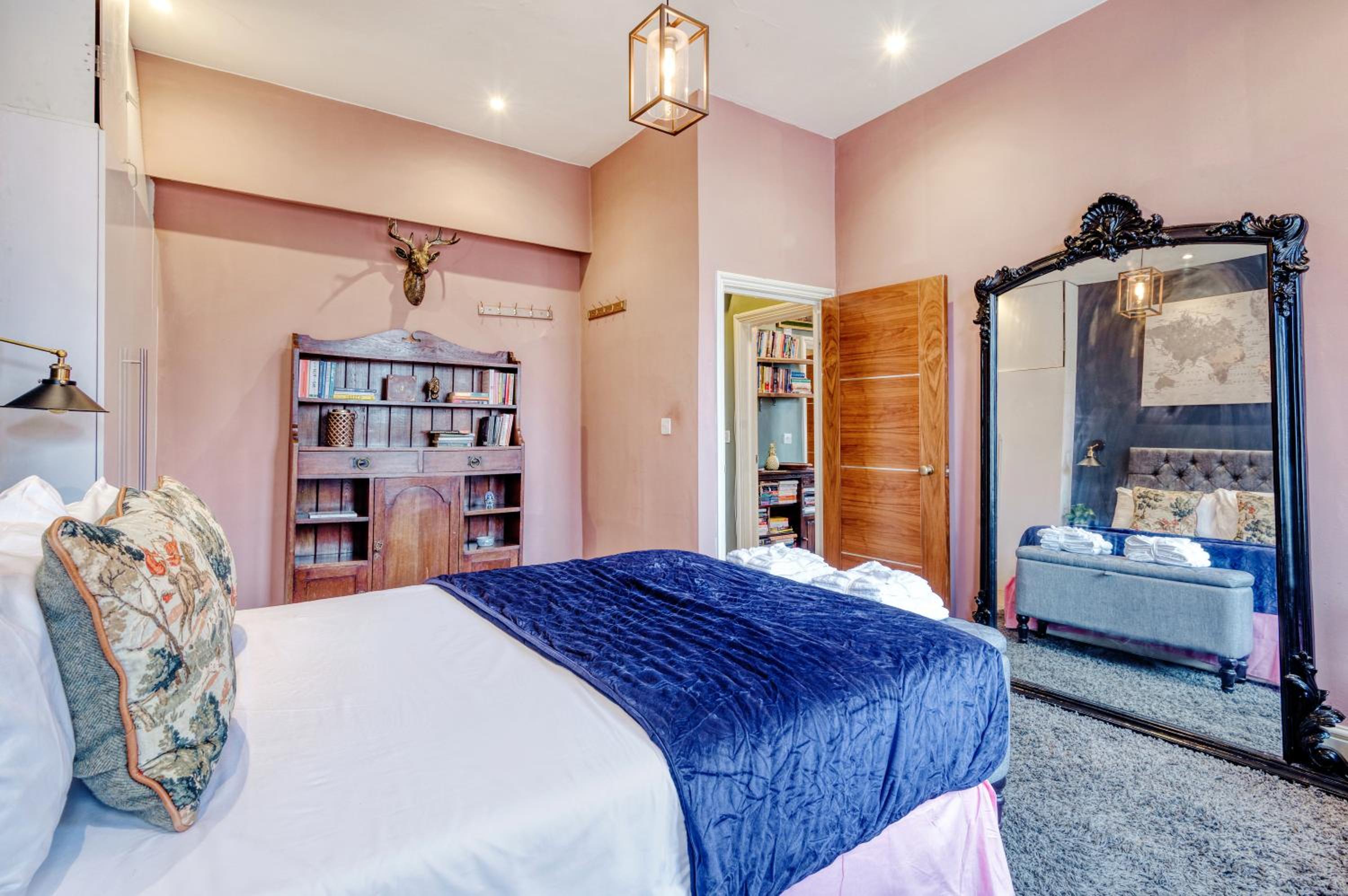Sunny Corner Apartment in Center of London