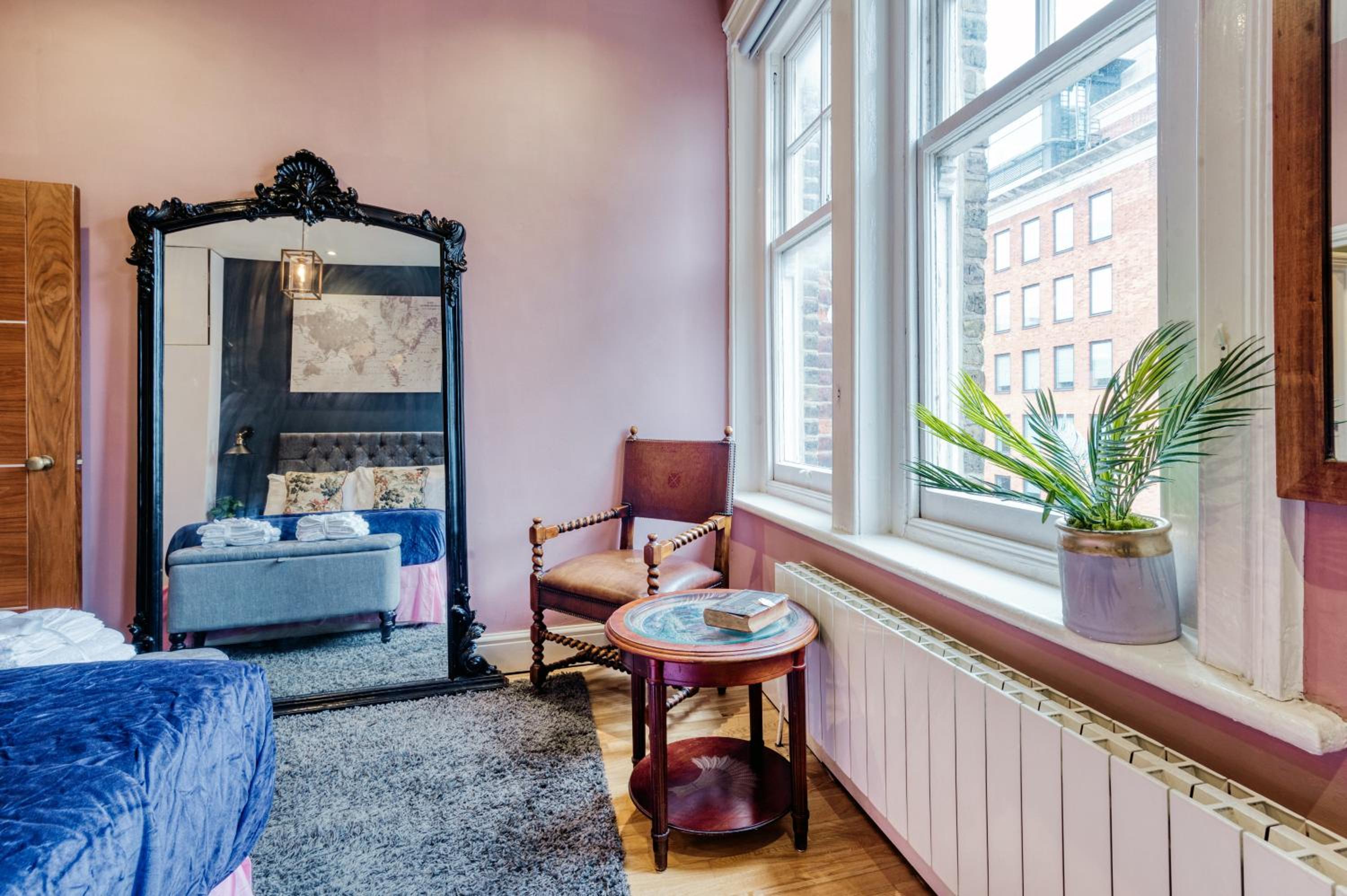 Sunny Corner Apartment in Center of London