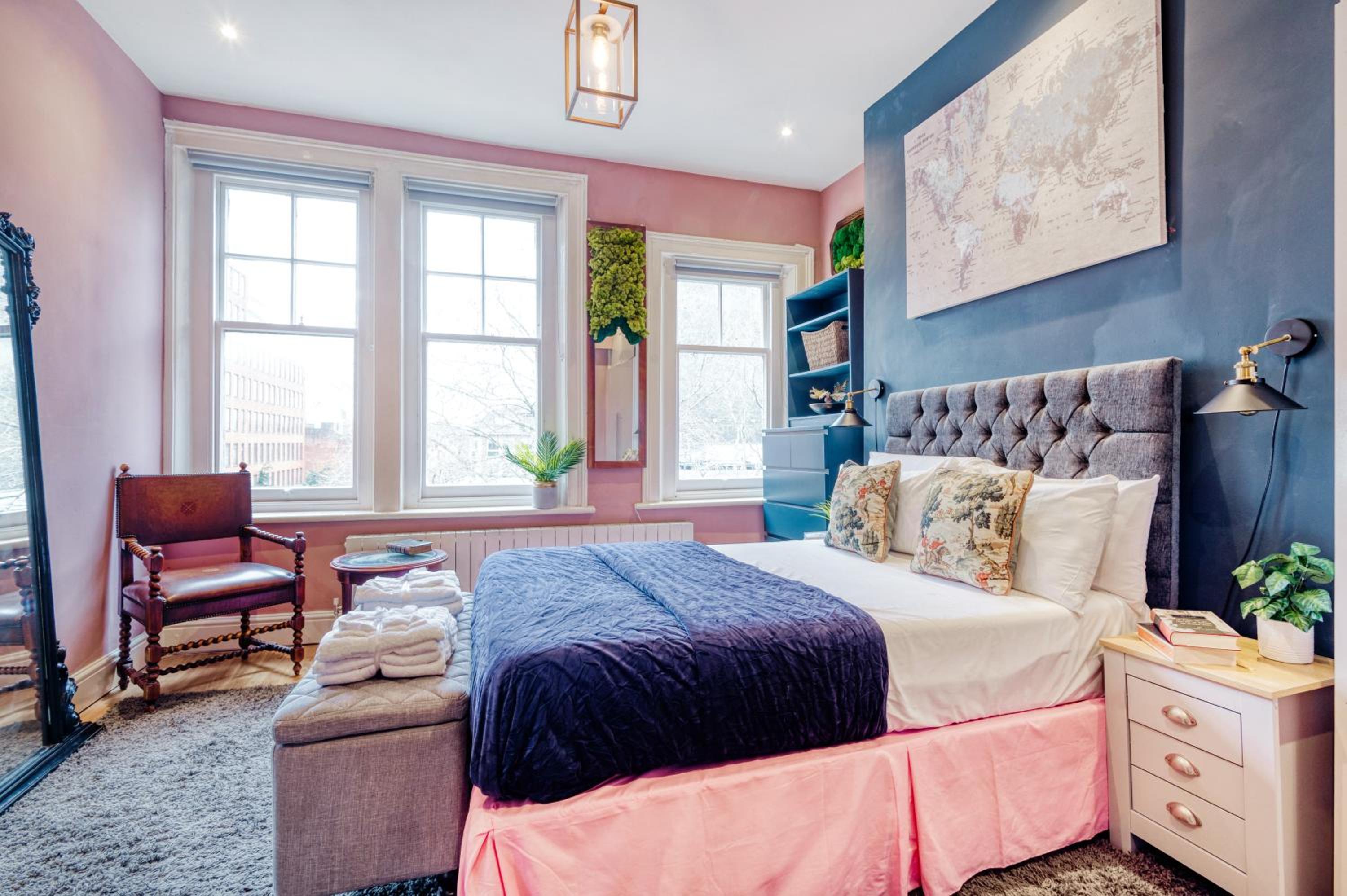 Sunny Corner Apartment in Center of London