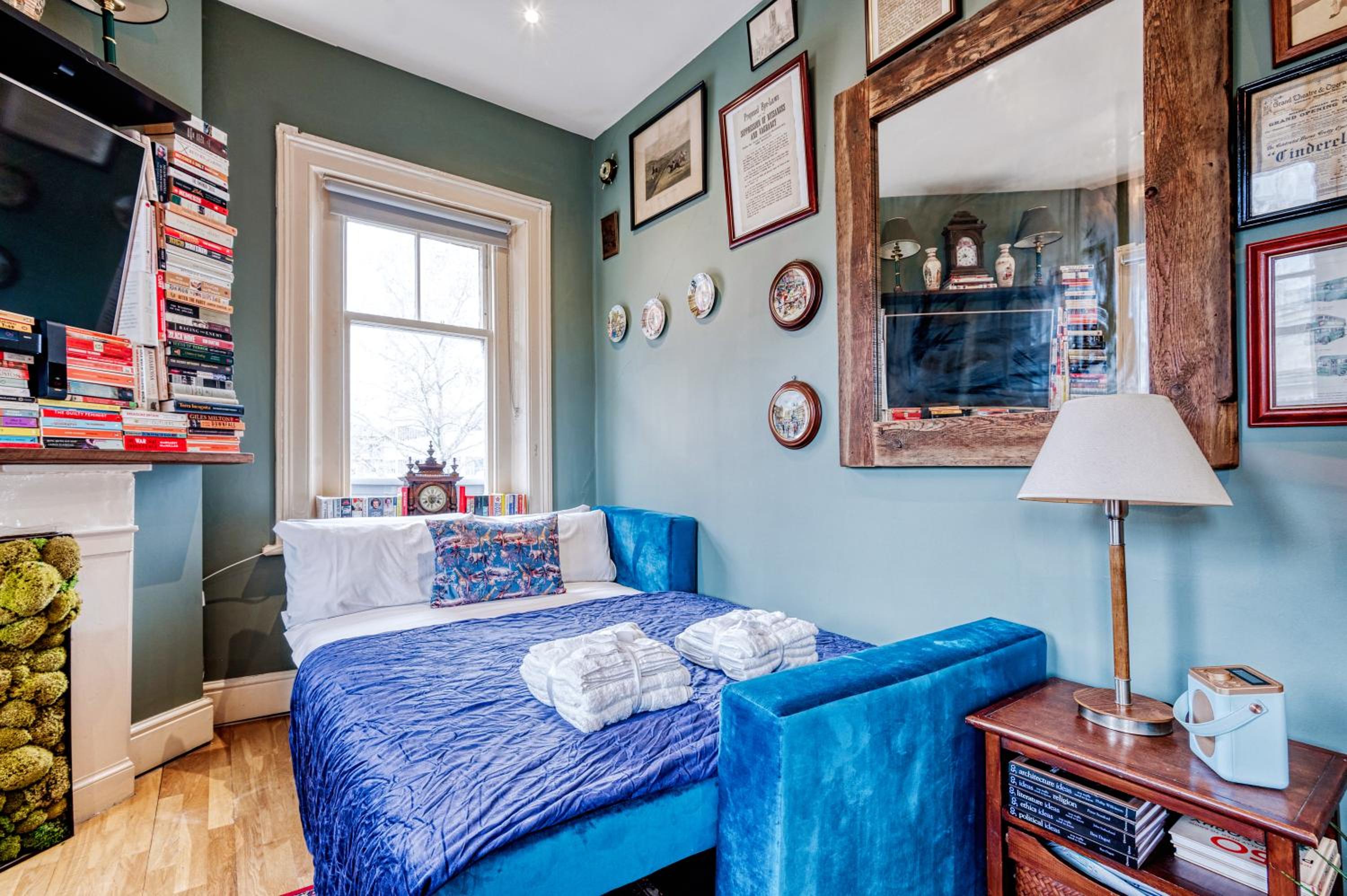 Sunny Corner Apartment in Center of London