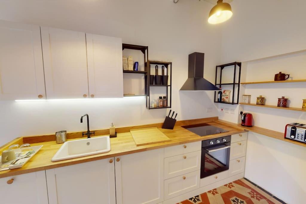 Narrow Street Suite view 3