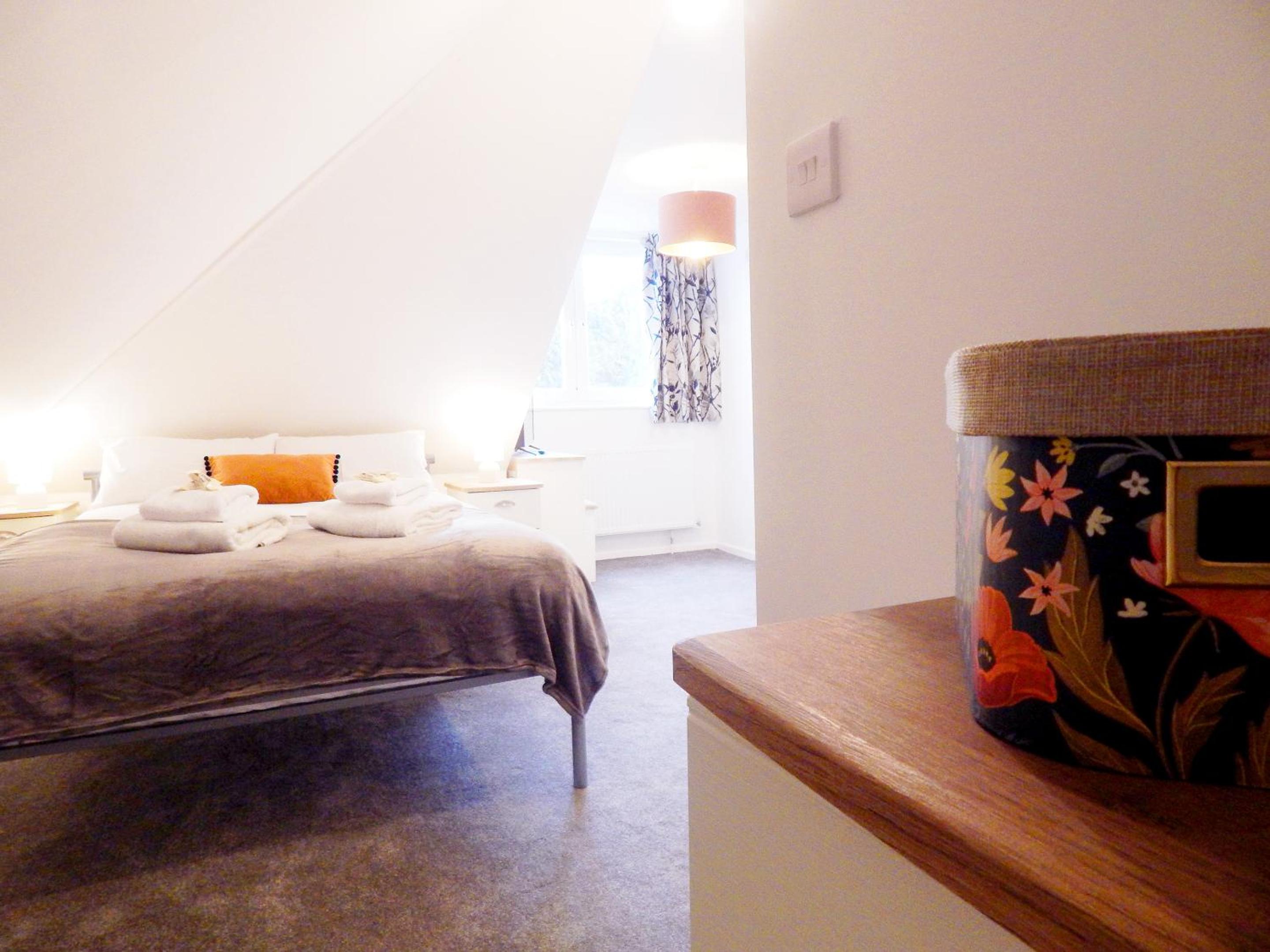 Modern, well located en-suite rooms with parking - Orbitat Accommodations view 4