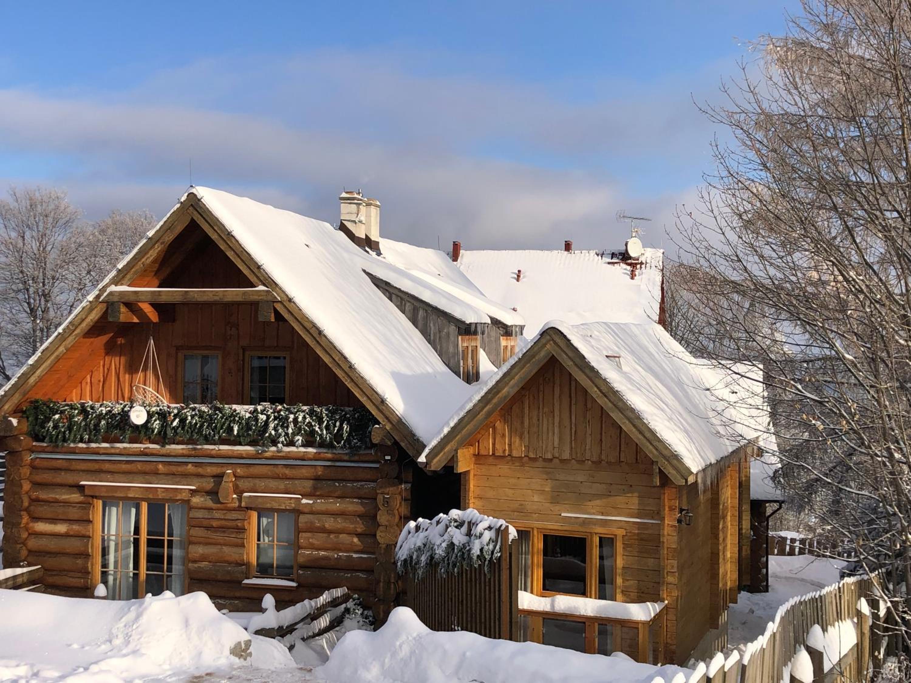 Chaty Świerkowe Wzgórze - tylko domki typu superior z prywatną sauną balią kominkiem oraz ogrodzonym prywatnym terenem z grillem, domki bez sauny na wspóln view 2