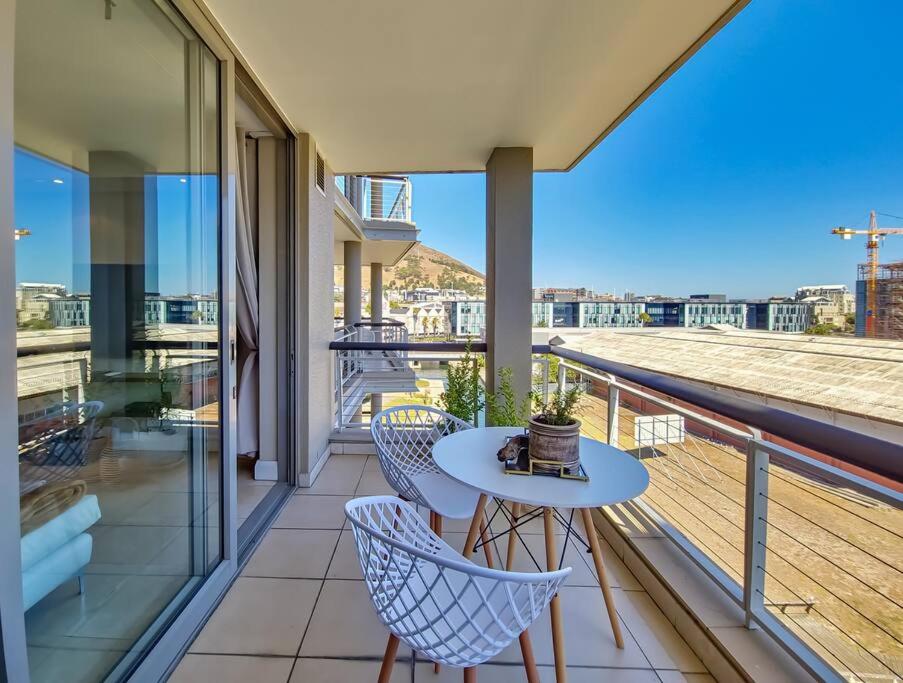 Luxurious Canal Apt w PoolWIFI VA on Doorstep view 4