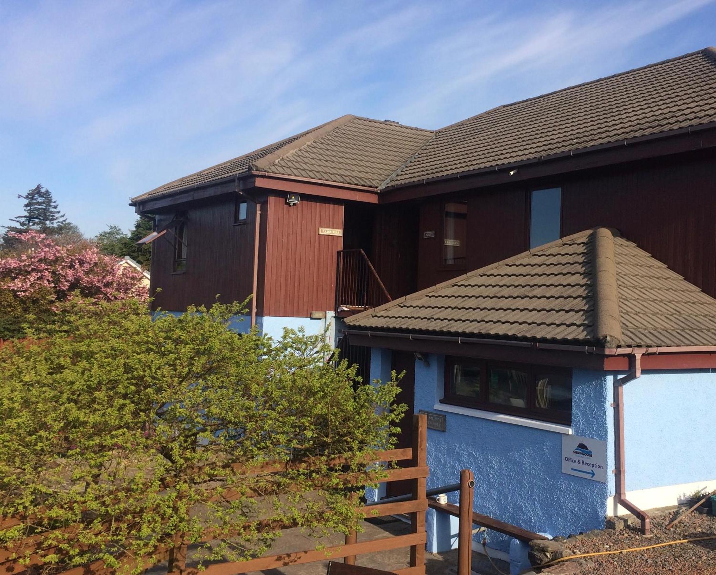 Snowgoose Apartments & Bunkhouse