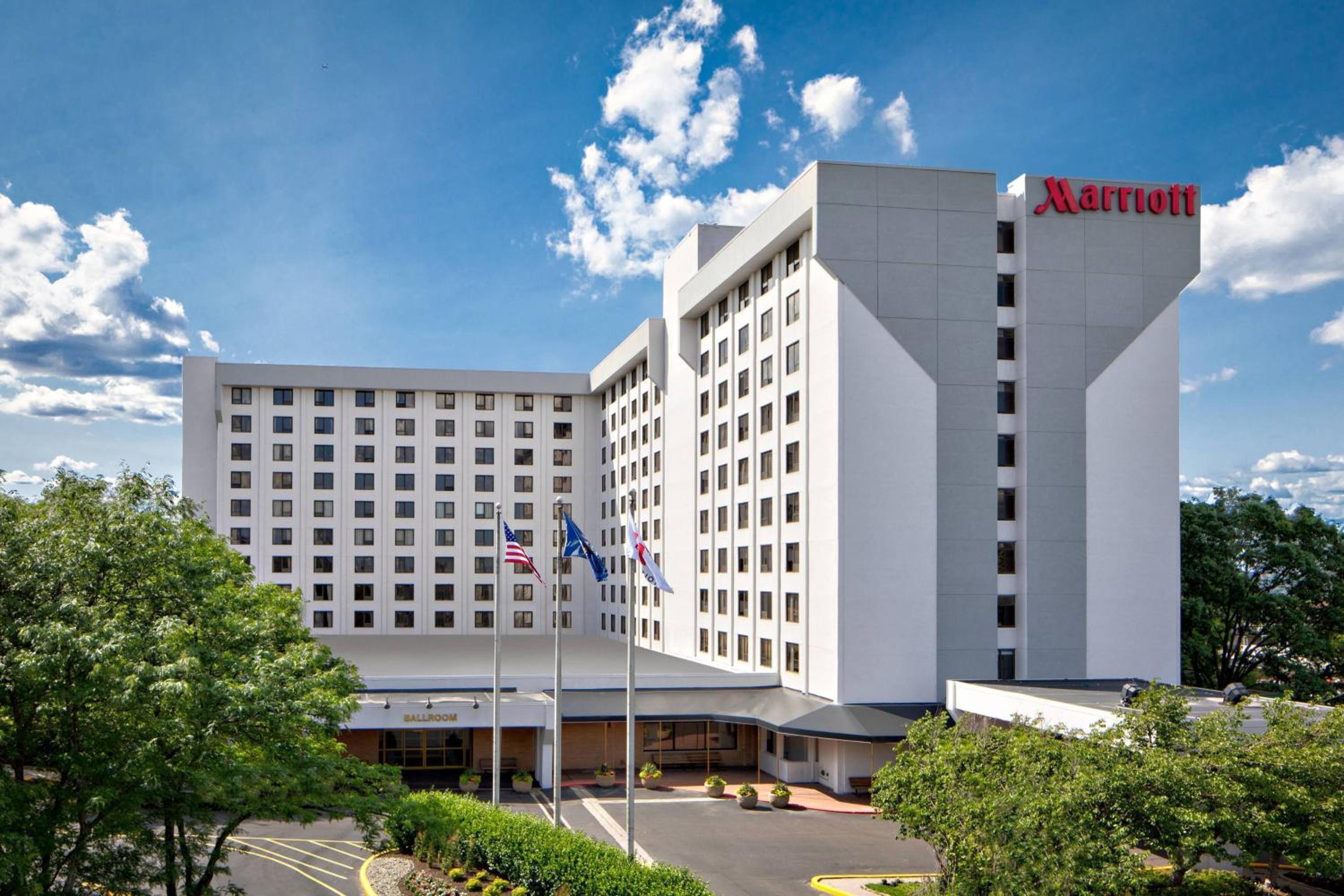New York City Vacations - New York LaGuardia Airport Marriott - Property Image 1