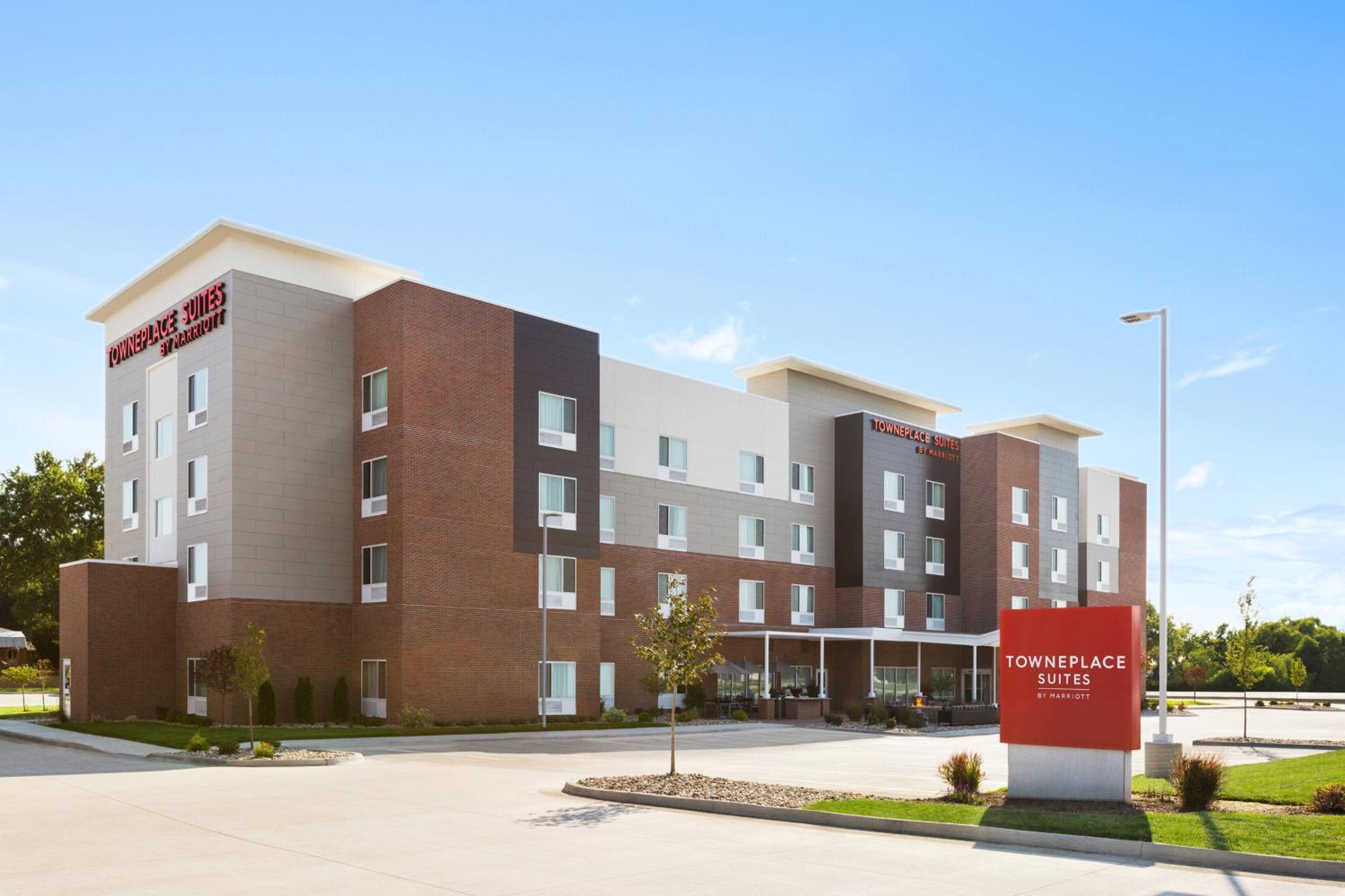 Hotel TownePlace Suites Cedar Rapids Marion - Image 1
