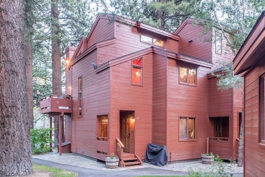 Hotel Townhouse Art Gallery in Mammoth's Best Location - Image 1