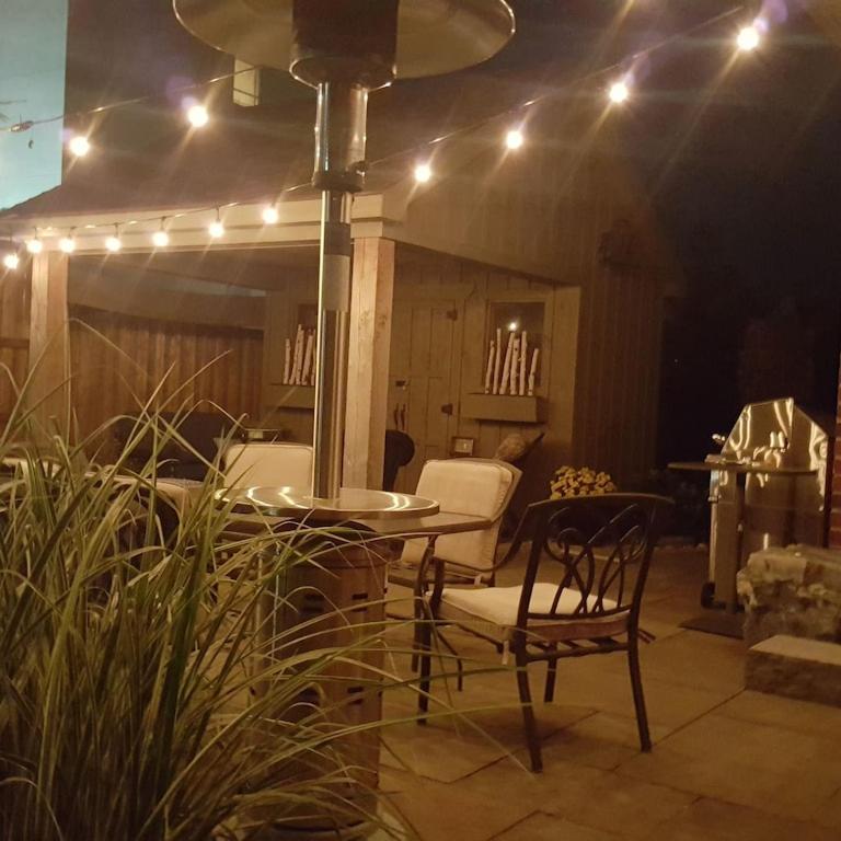 Executive House easy access to Kitchener-Waterloo, Cambridge, Toronto, walk to restaurants
