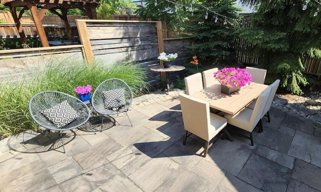 Executive House easy access to Kitchener-Waterloo, Cambridge, Toronto, walk to restaurants