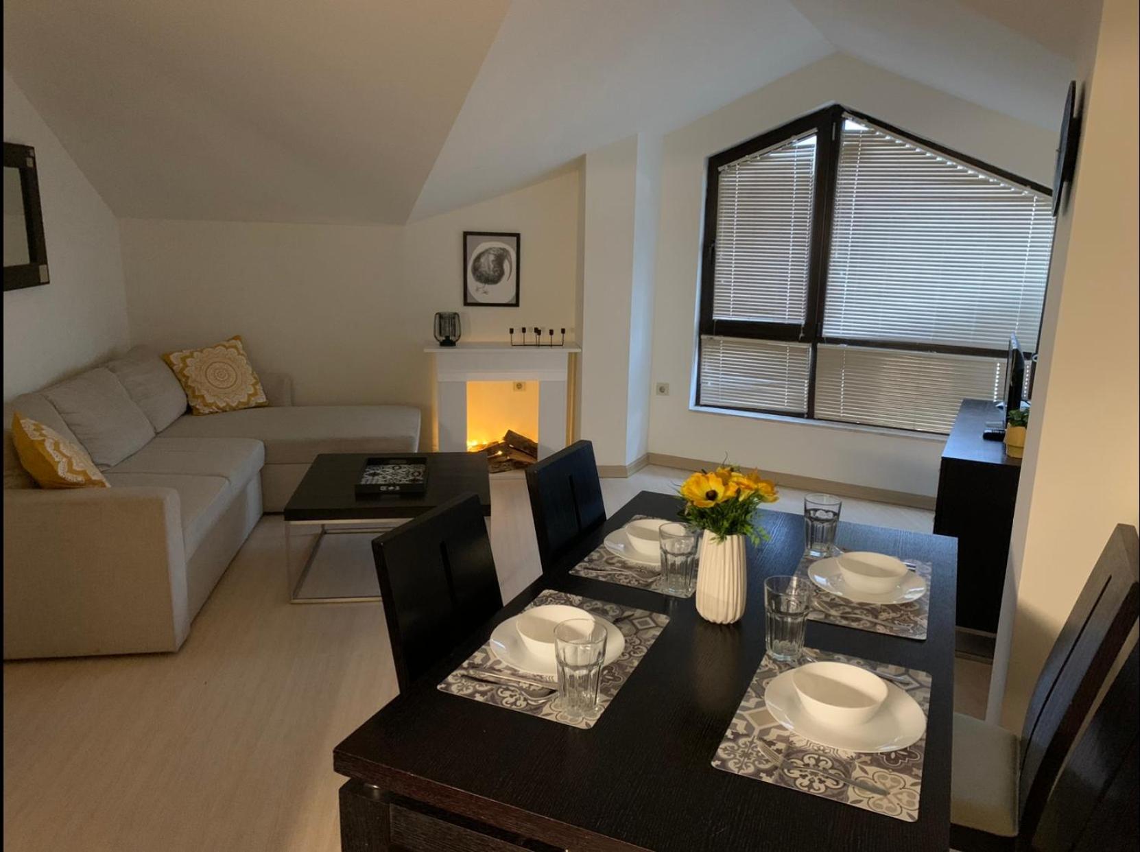 Central Art Apartment in Bansko with Mountain View
