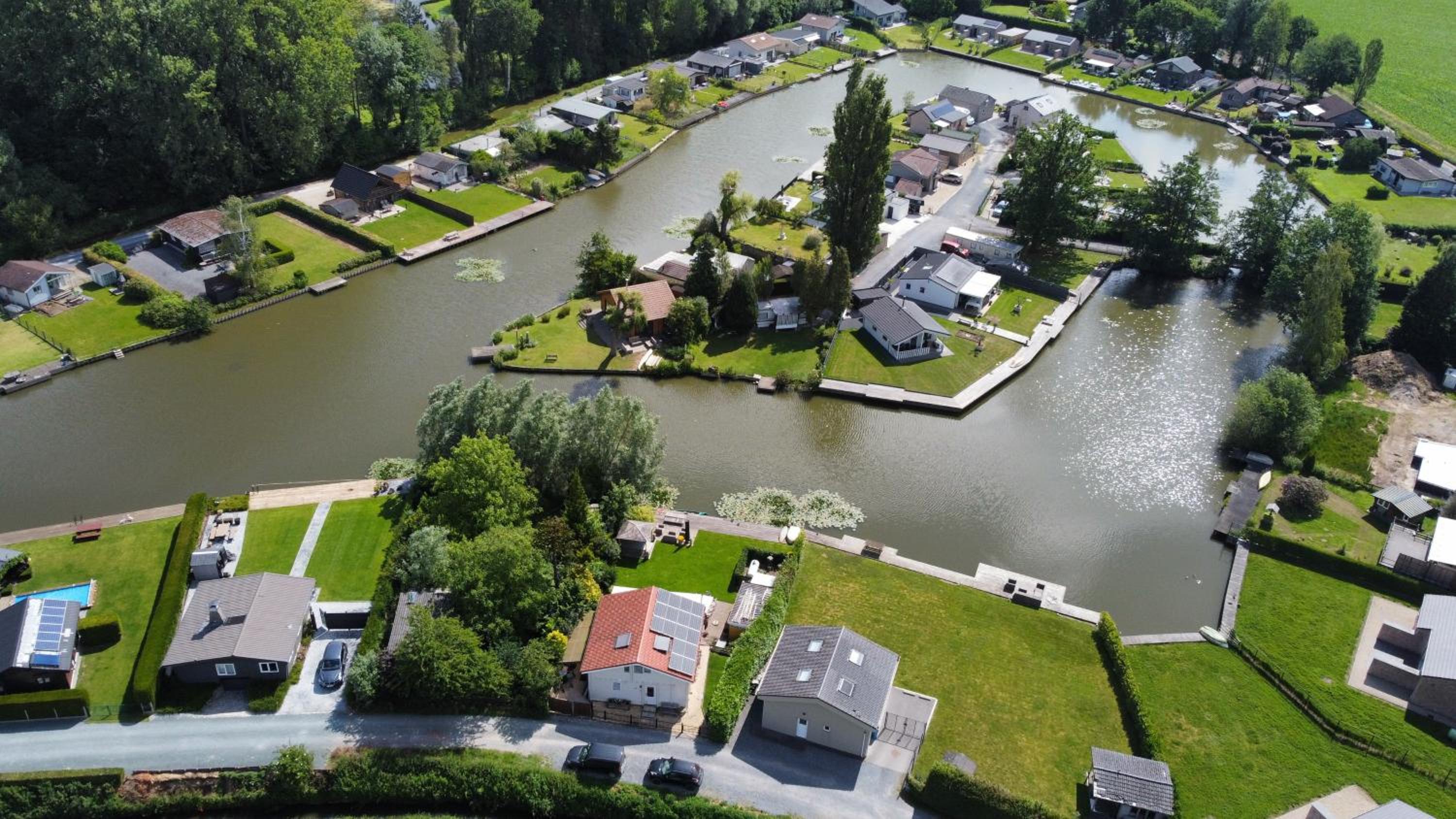 Welkom bij Mario, Een charmante Chalet gelegen aan een vijver in bosrijke omgeving waar je tot rust kan komen.