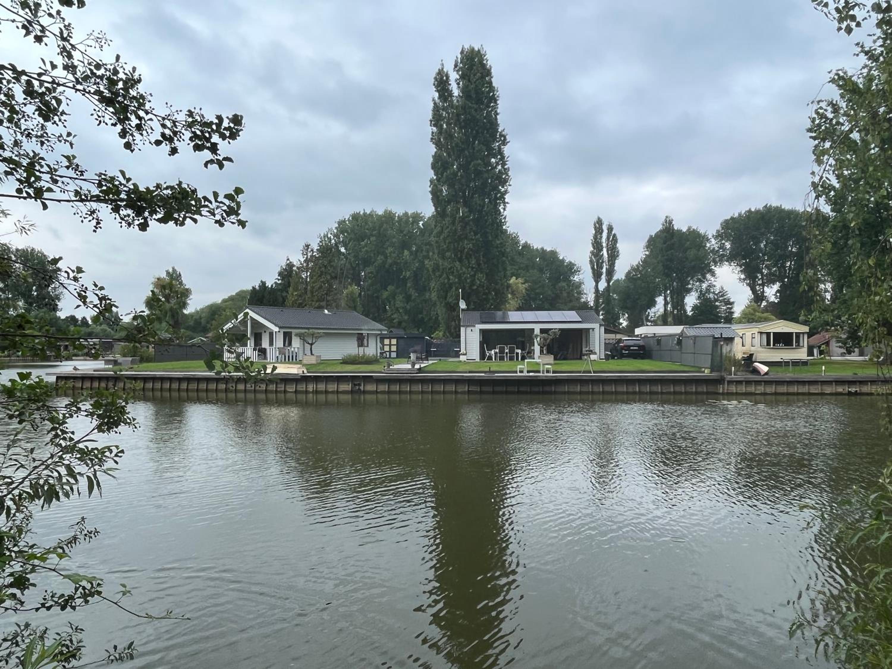 Welkom bij Mario, Een charmante Chalet gelegen aan een vijver in bosrijke omgeving waar je tot rust kan komen.