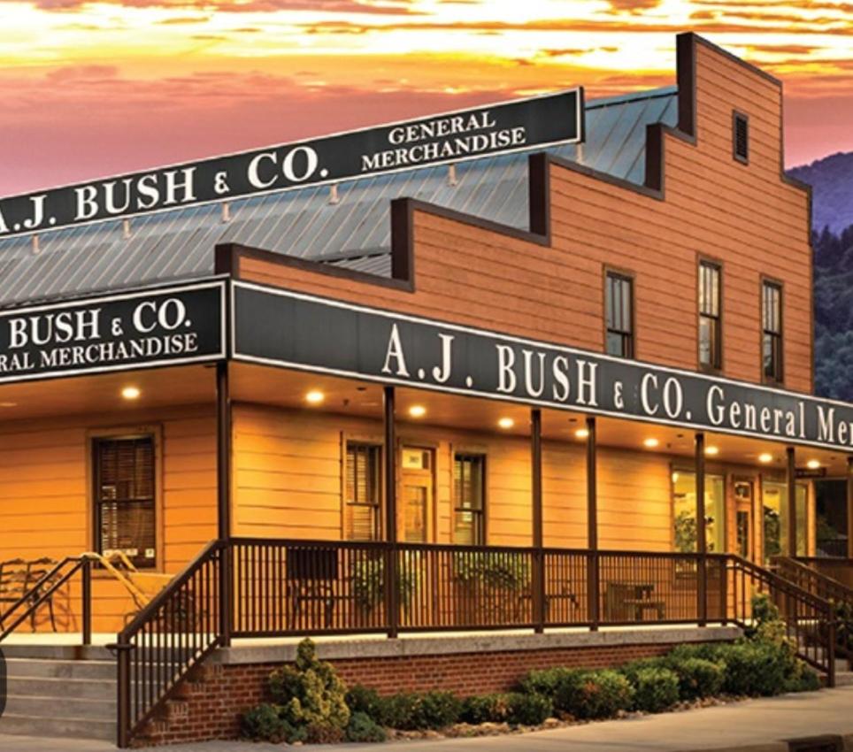 Hotel Chasing Views Tiny House - Image 1