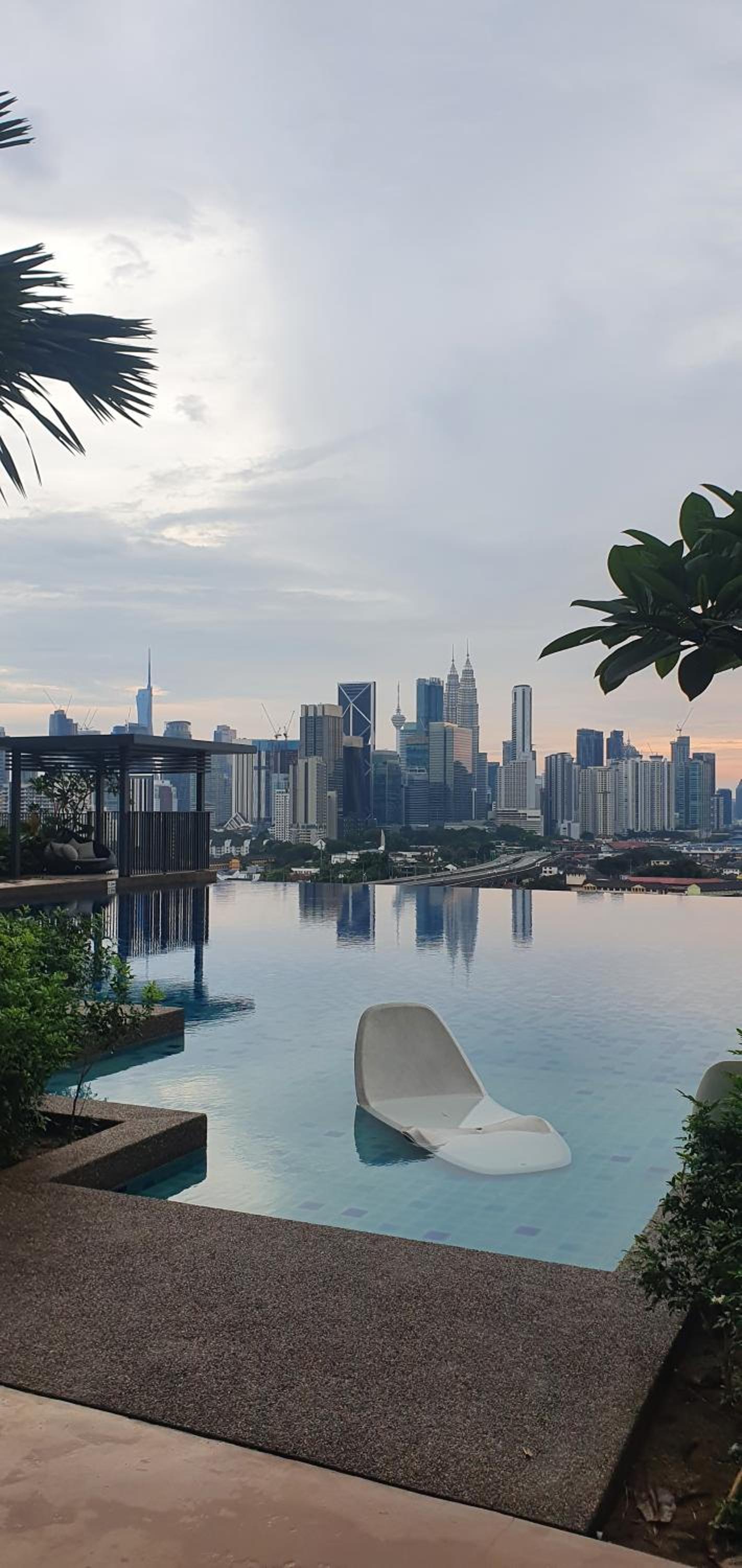 Studio near KLCC and LRT with superb view