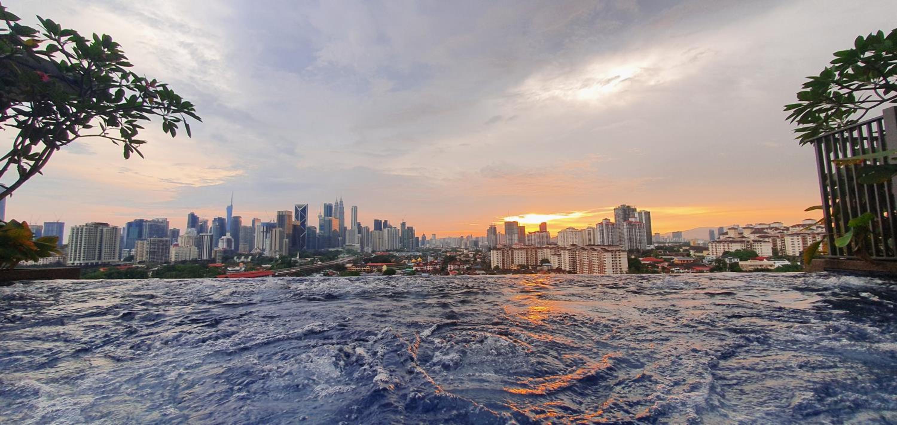 Studio near KLCC and LRT with superb view