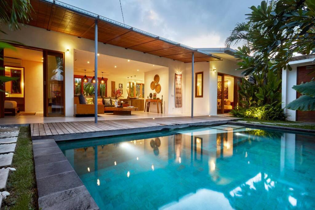 Amazing Designed Tropical 3-Bedroom Private Villa, Private Pool, Calm-WIFI-BBQ Facility at Seminyak Lio Square