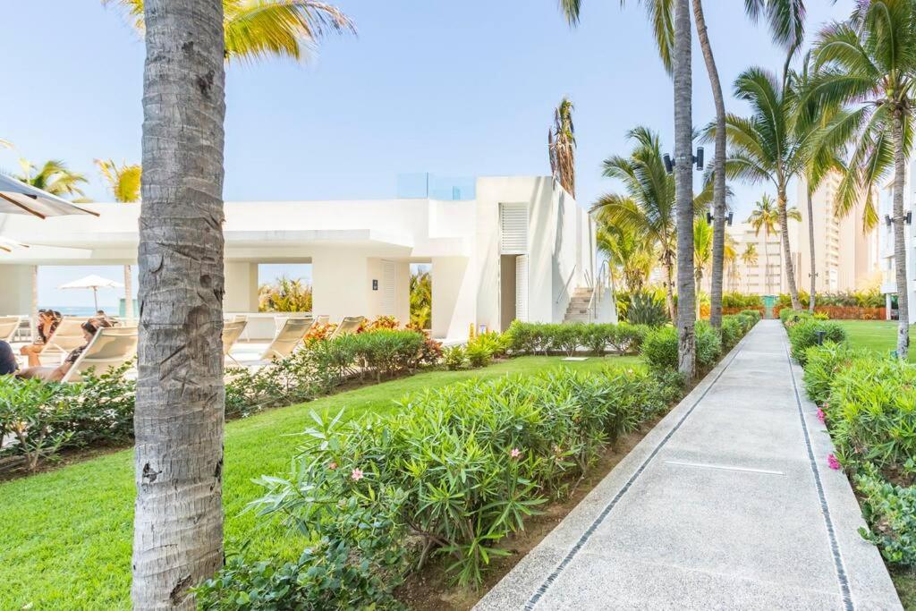 Hotel Harbor 7010 by Moikkarentals Beachfront 600MB Wifi - Image 1