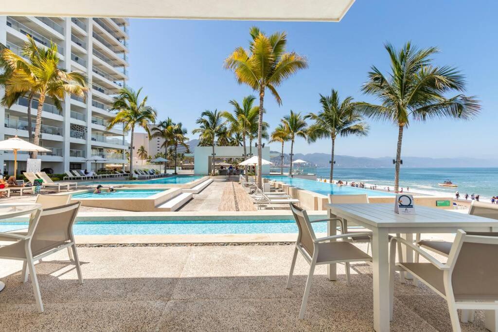 Beachfront & free daily breakfast & 600MB 7010 Wifi by Moikkarentals view 4