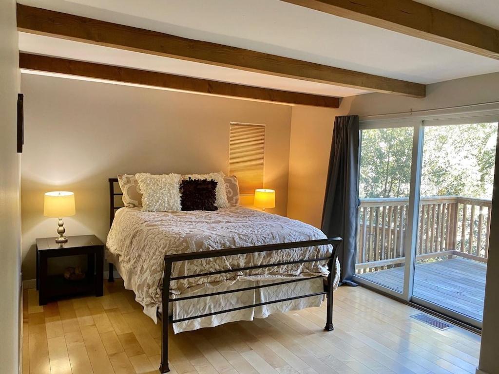 Modern 6 bedroom retreat, stunning lake views, close to village! view 3